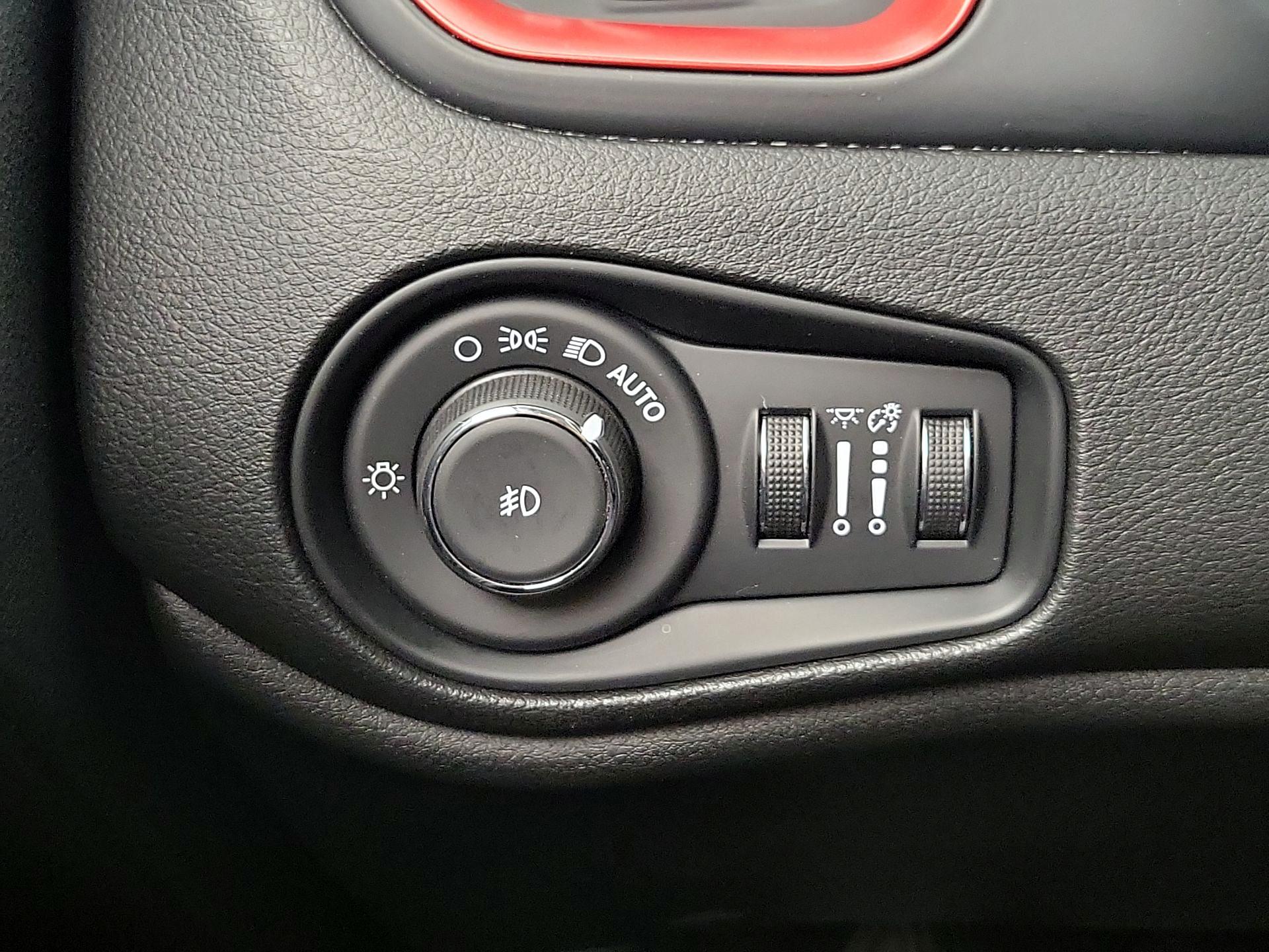 Thumbnail: 2016 Jeep Renegade - 13