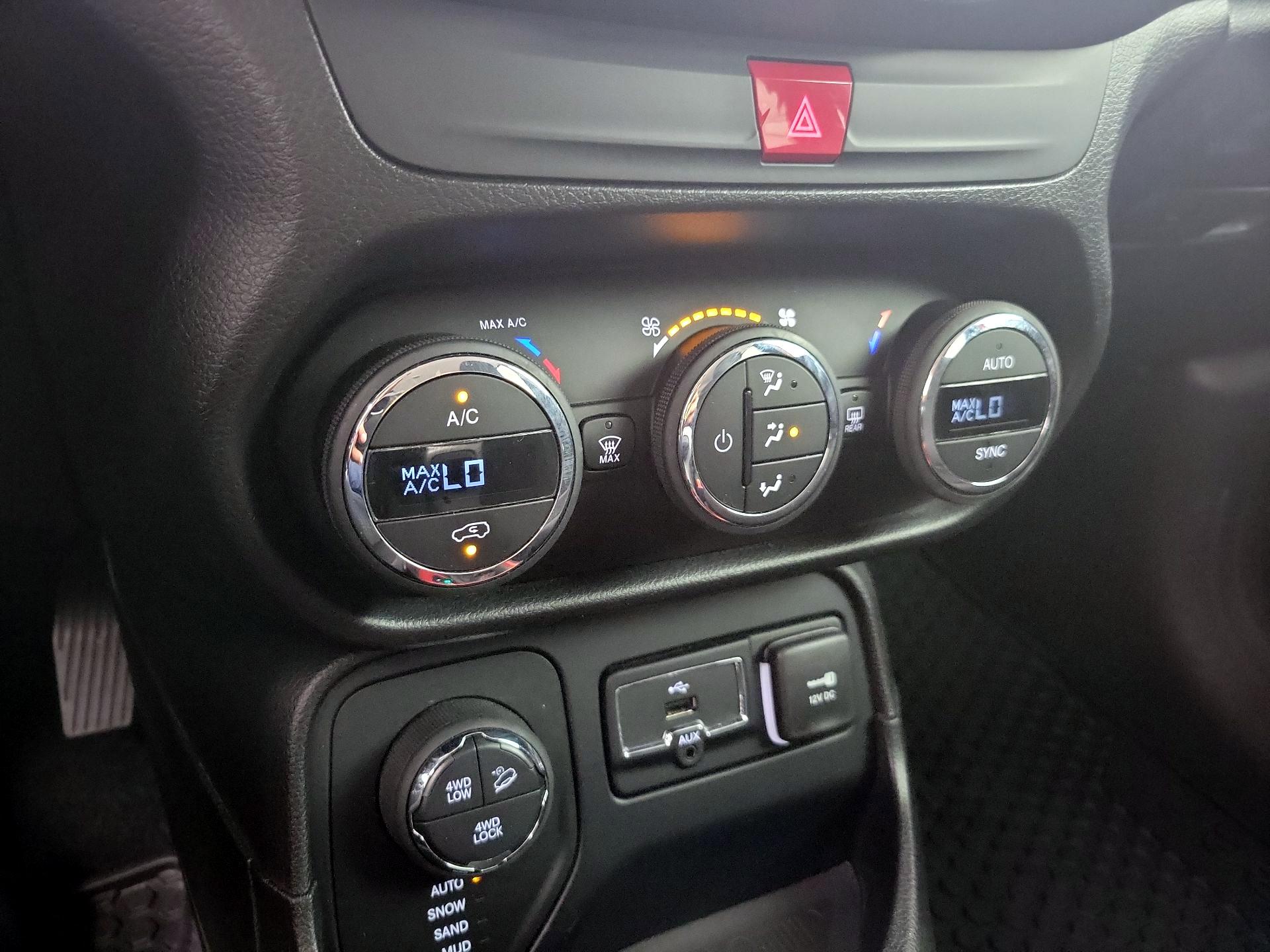 Thumbnail: 2016 Jeep Renegade - 17