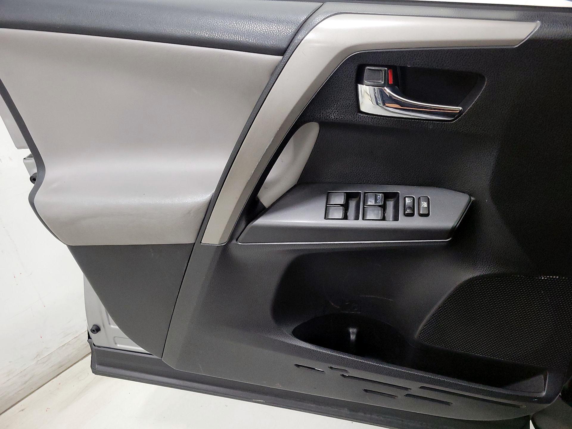 Thumbnail: 2016 Toyota RAV4 - 12