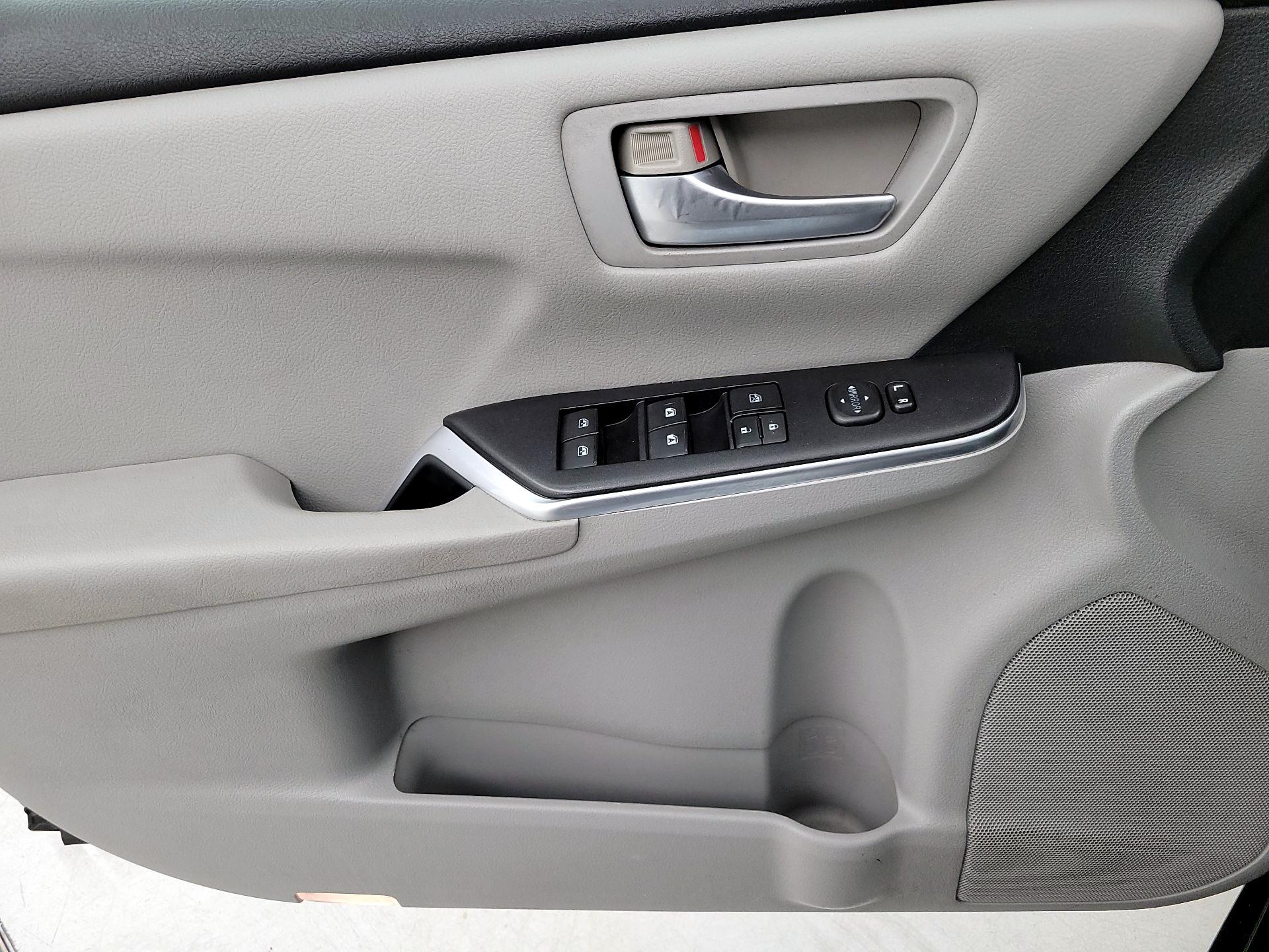 Thumbnail: 2015 Toyota Camry - 12