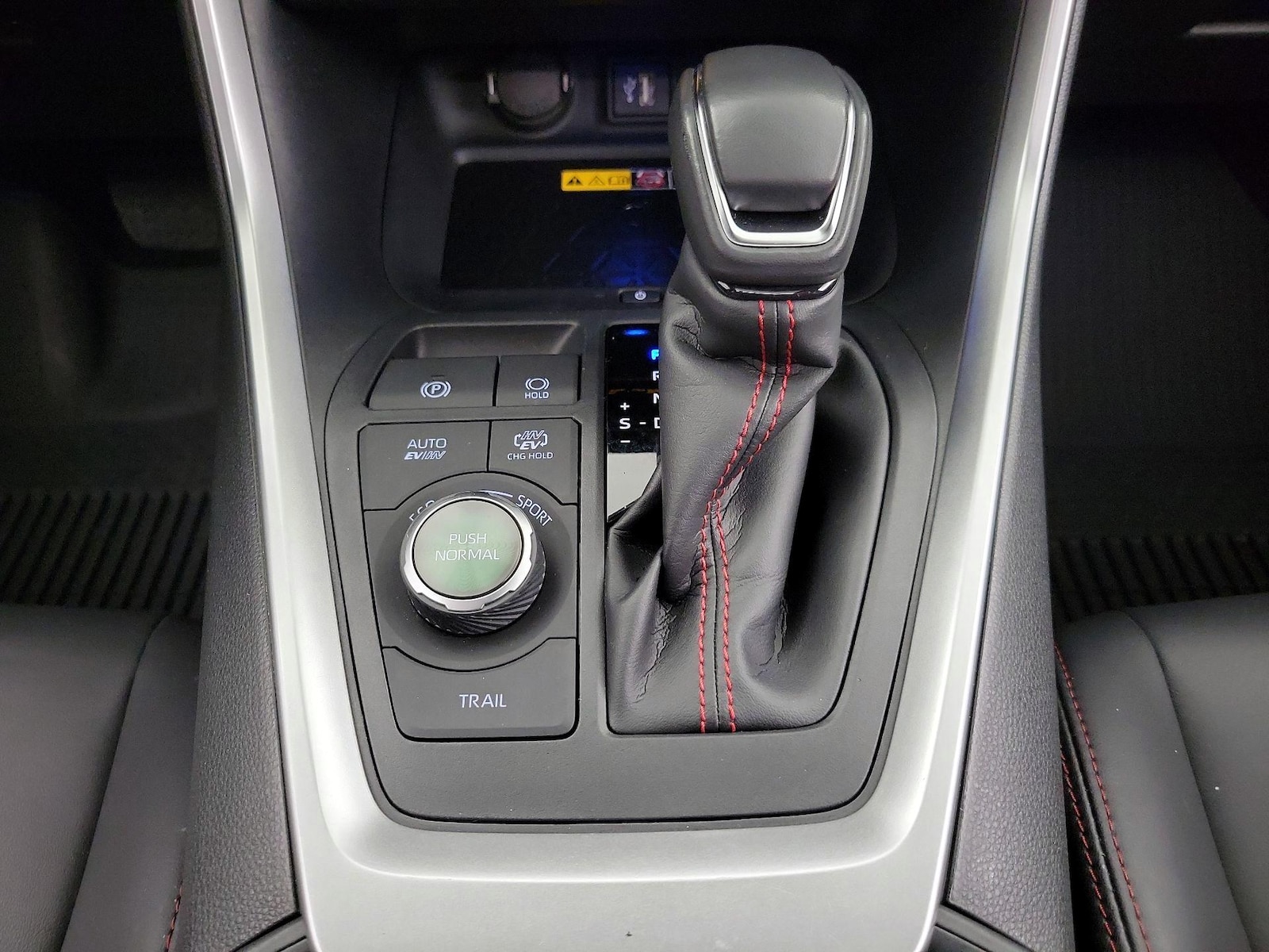 2024 Toyota RAV4 XSE - Photo 18