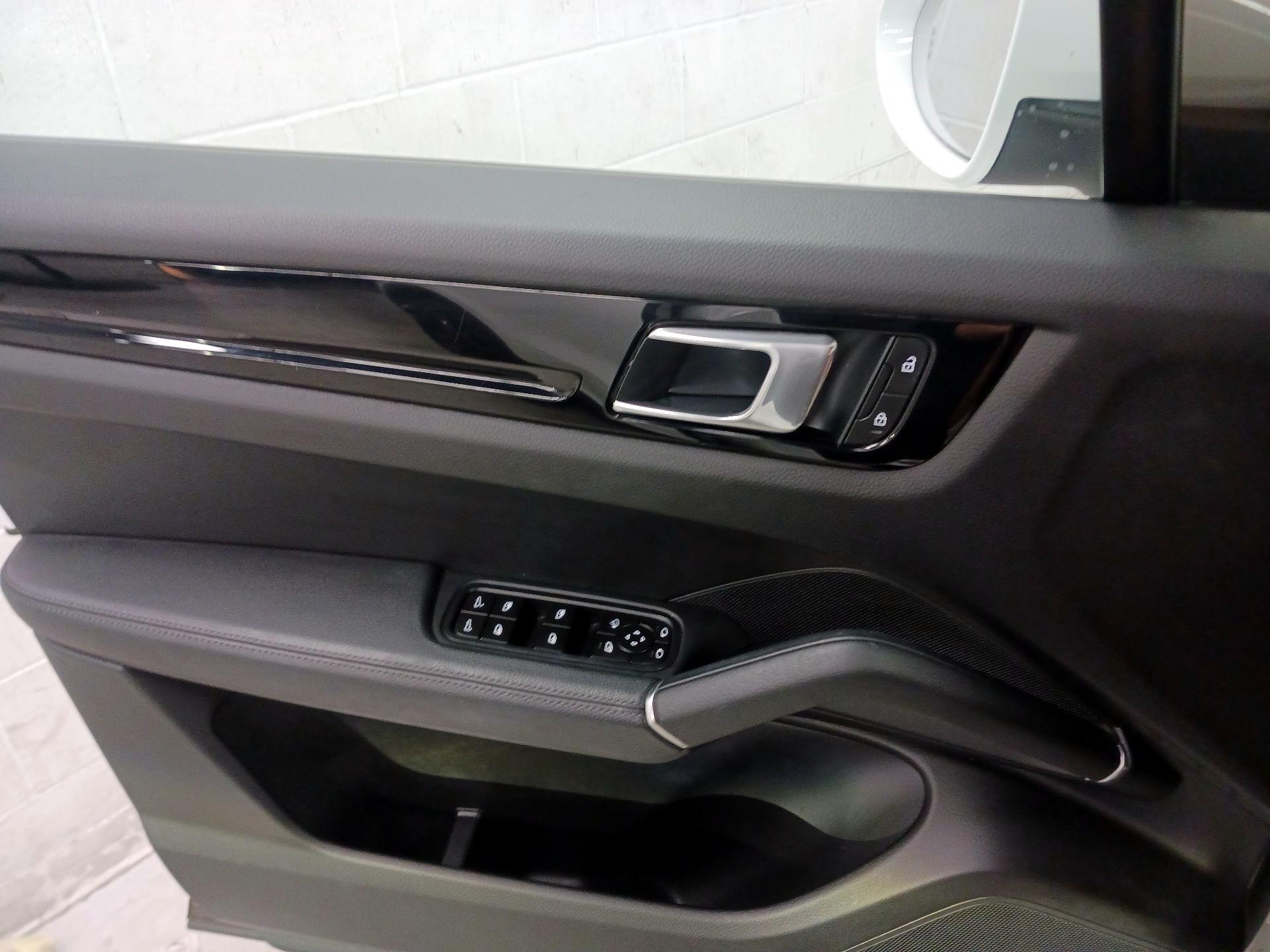 Thumbnail: 2023 Porsche Cayenne - 12