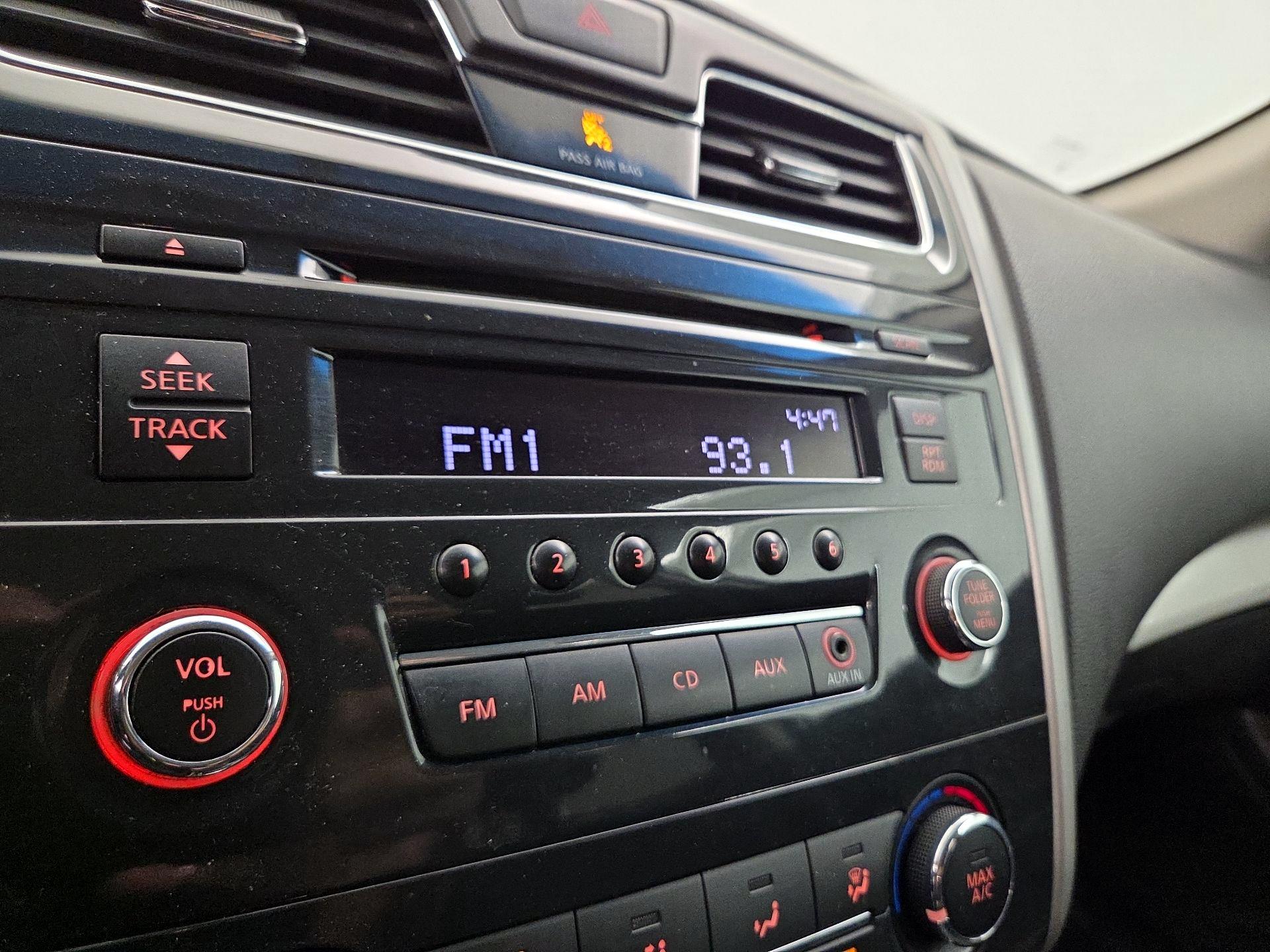 Thumbnail: 2015 Nissan Altima - 14