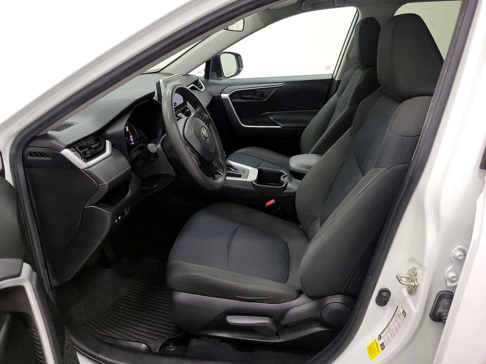 2023 Toyota RAV4 LE - Photo 10