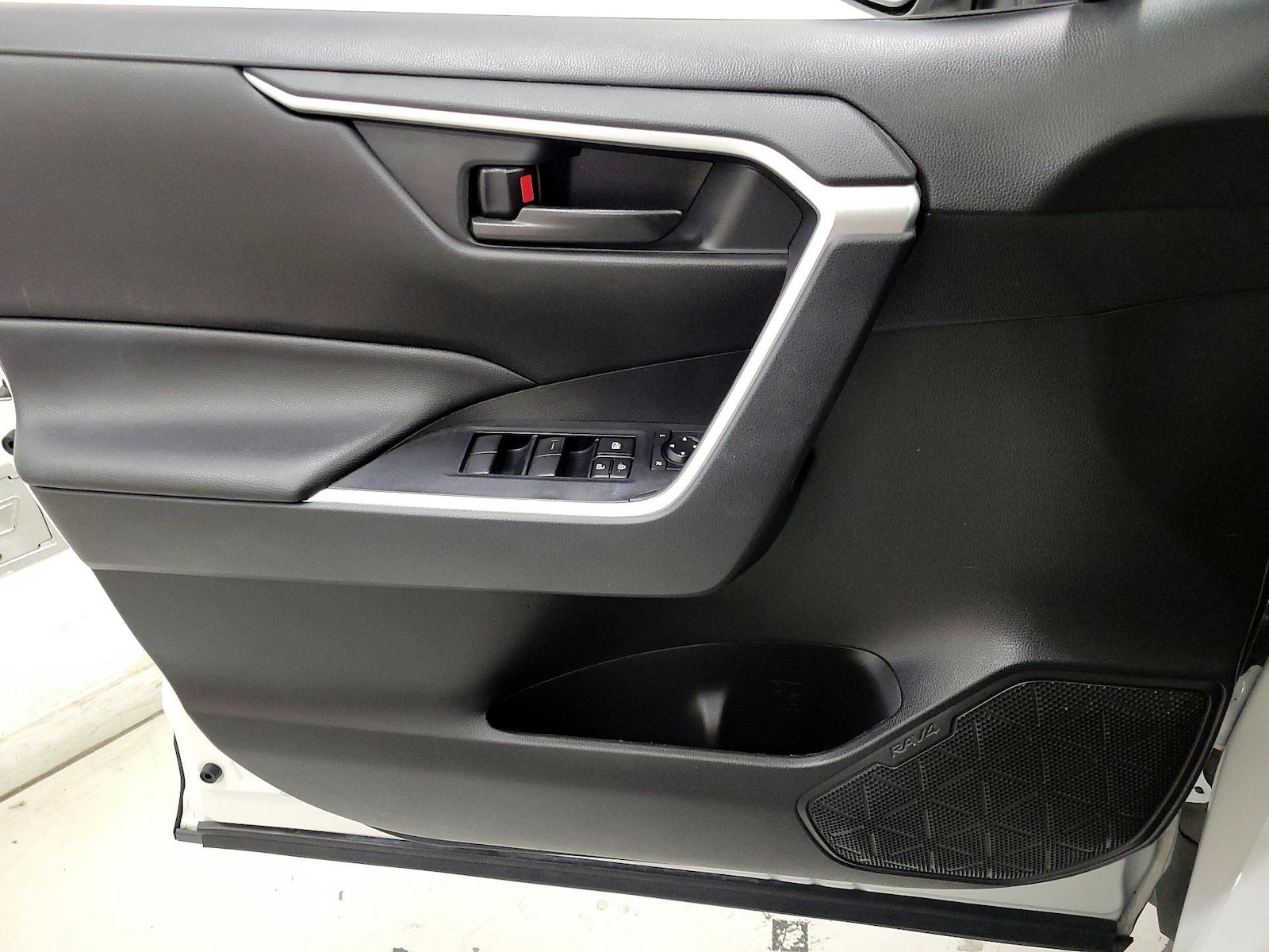2023 Toyota RAV4 LE - Photo 11