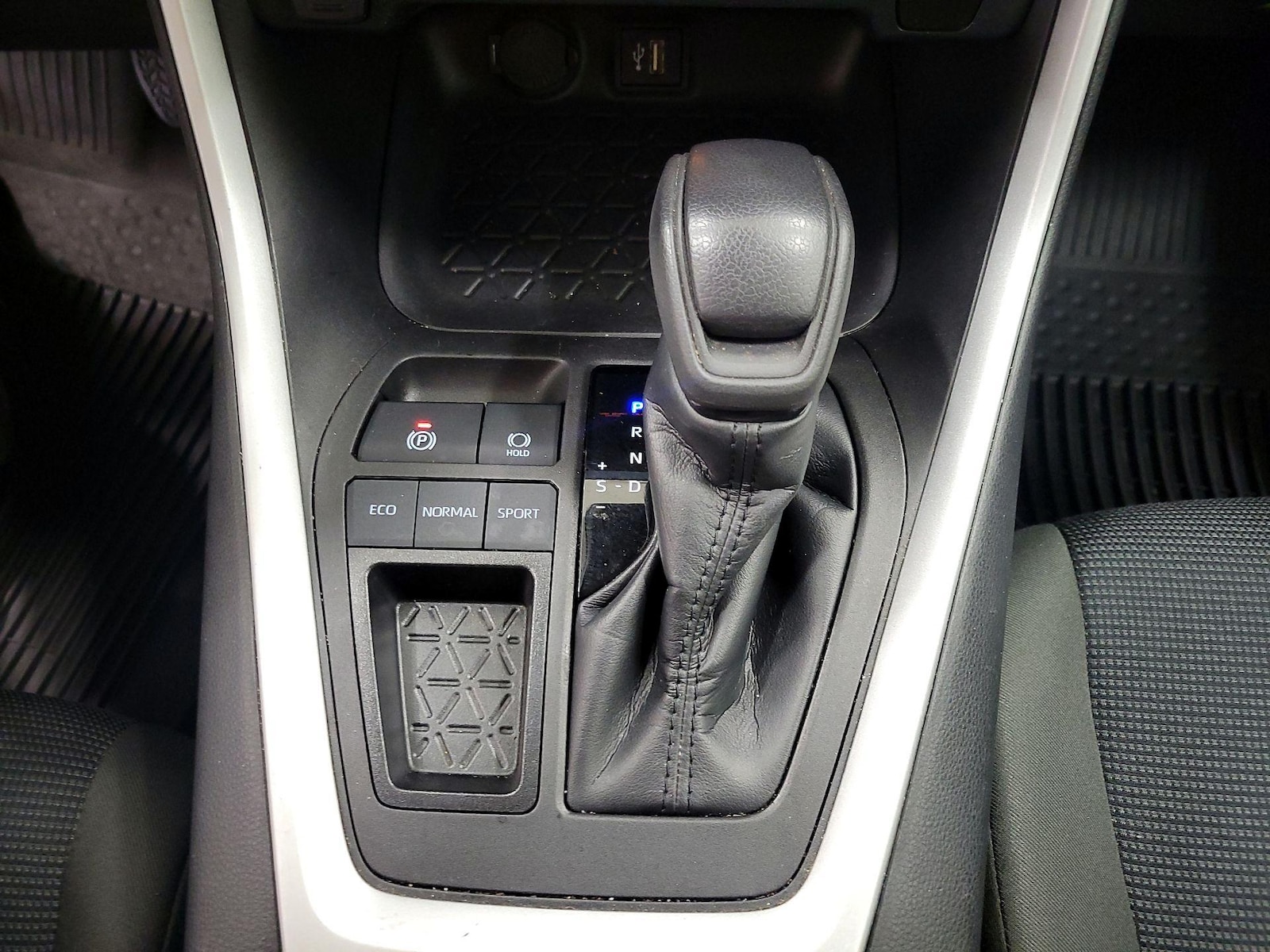 2023 Toyota RAV4 LE - Photo 16