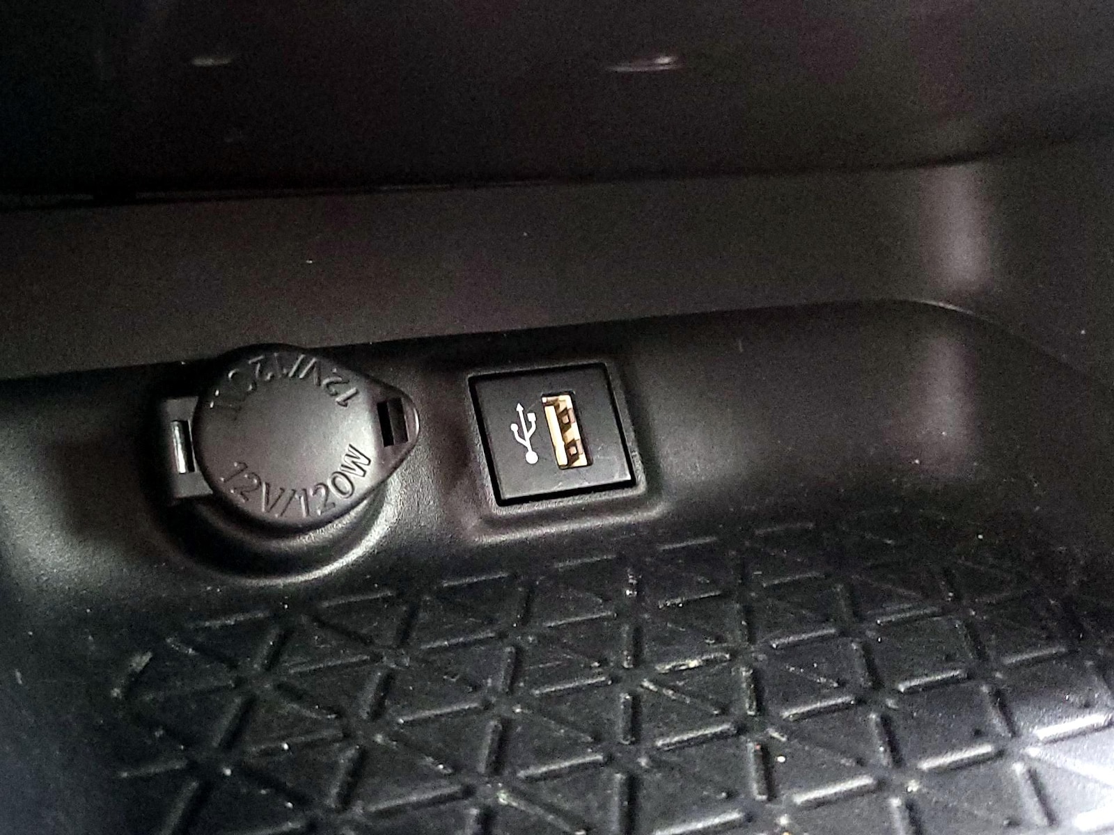 2023 Toyota RAV4 LE - Photo 17