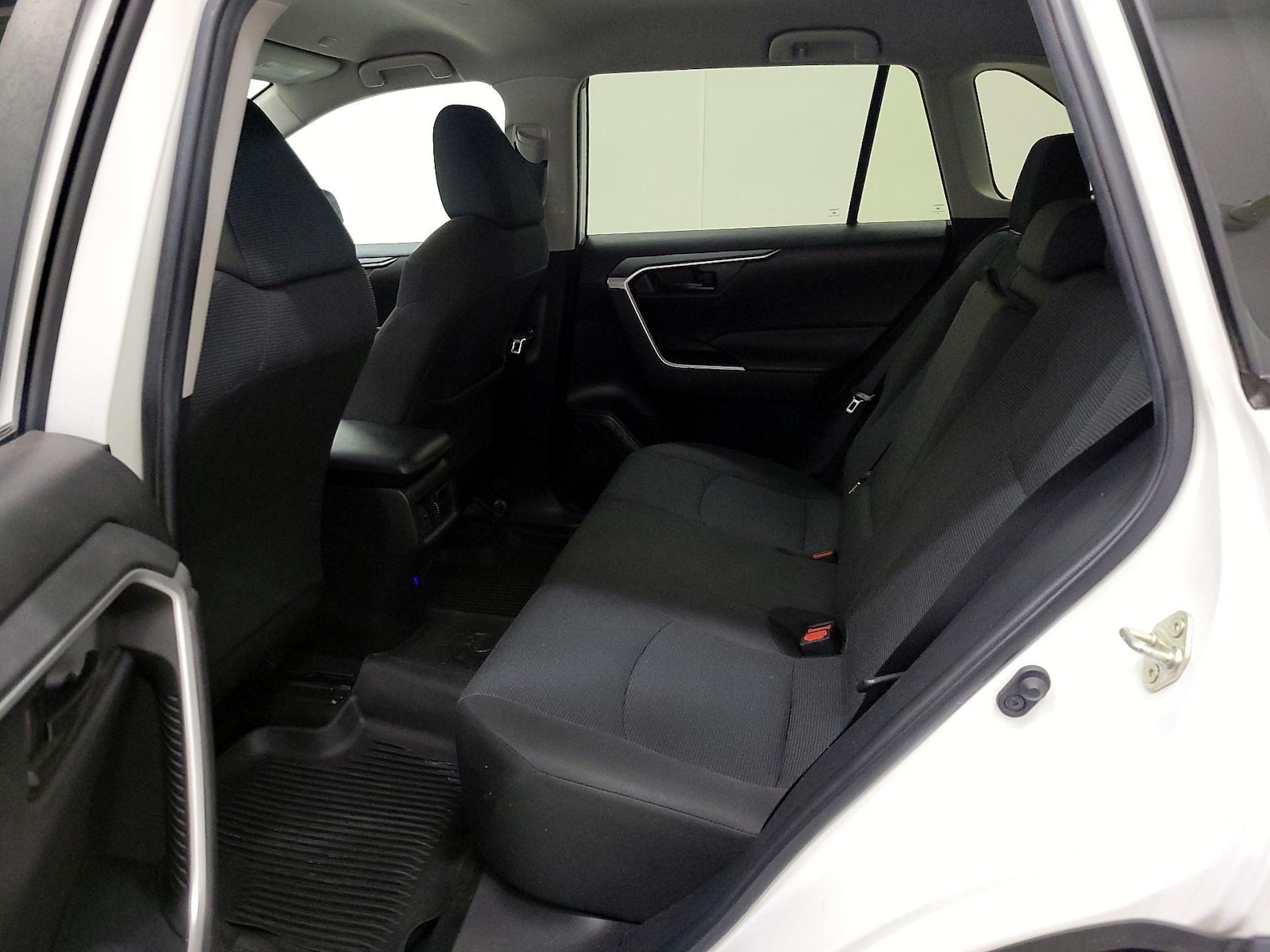 2023 Toyota RAV4 LE - Photo 18