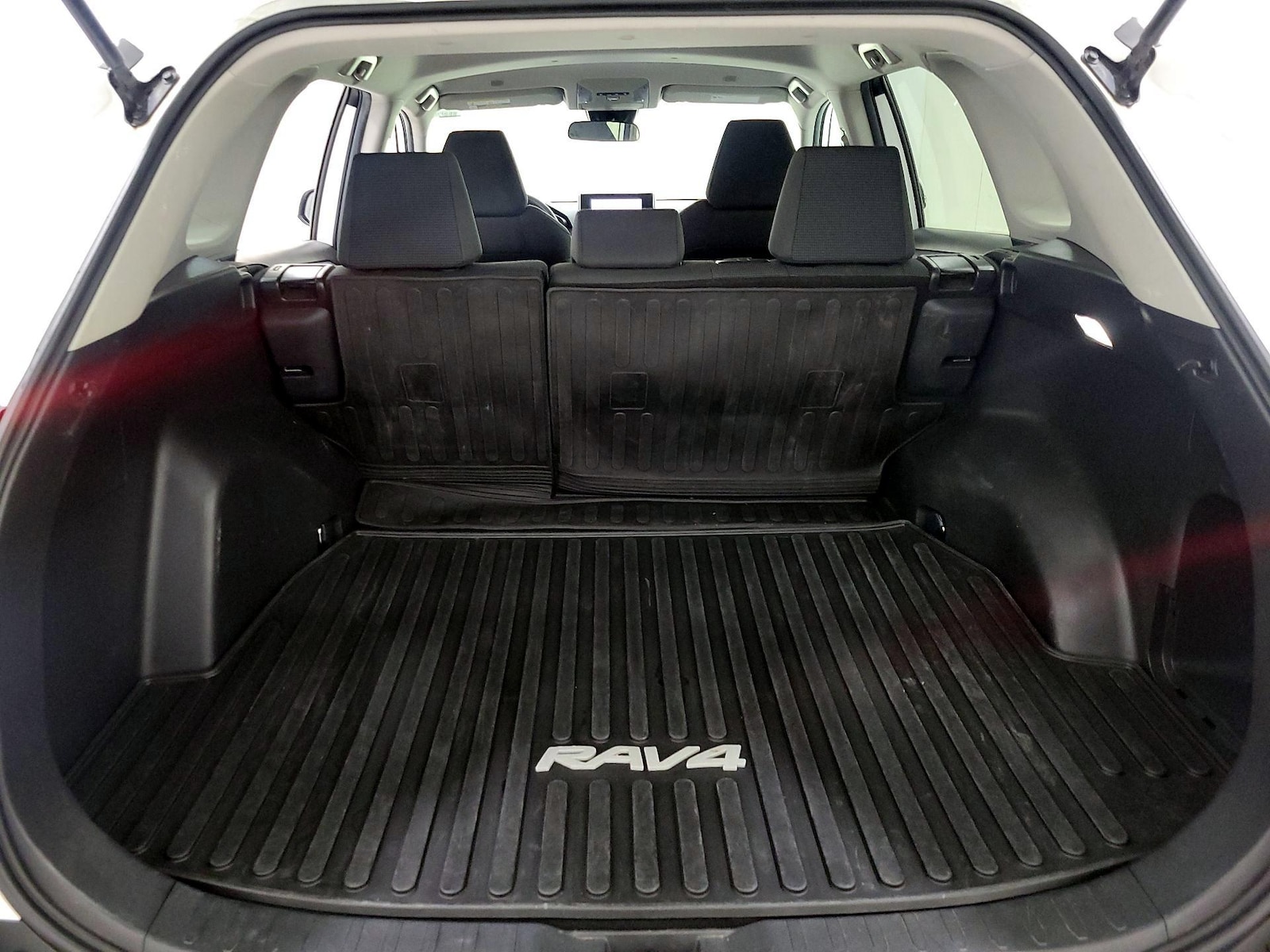 2023 Toyota RAV4 LE - Photo 19