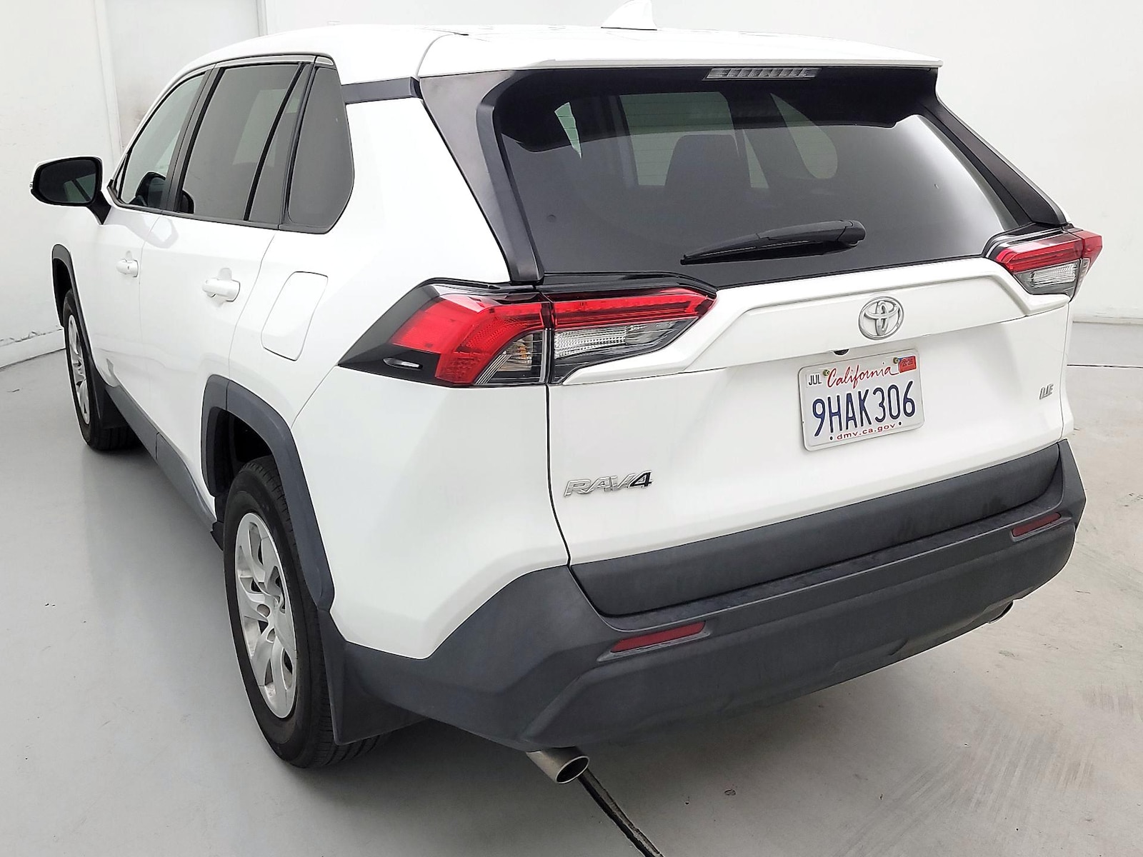 2023 Toyota RAV4 LE - Photo 7
