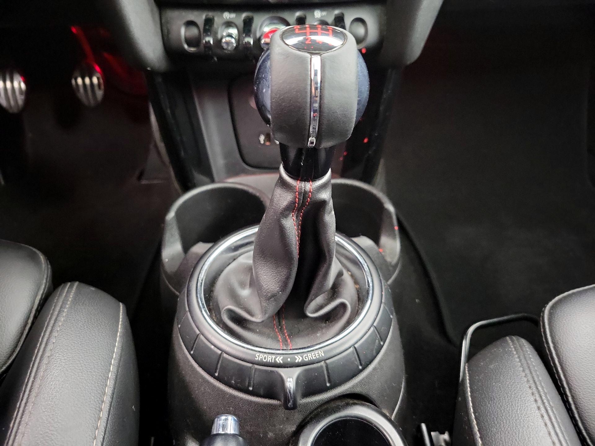 Thumbnail: 2015 MINI Cooper Hardtop - 16