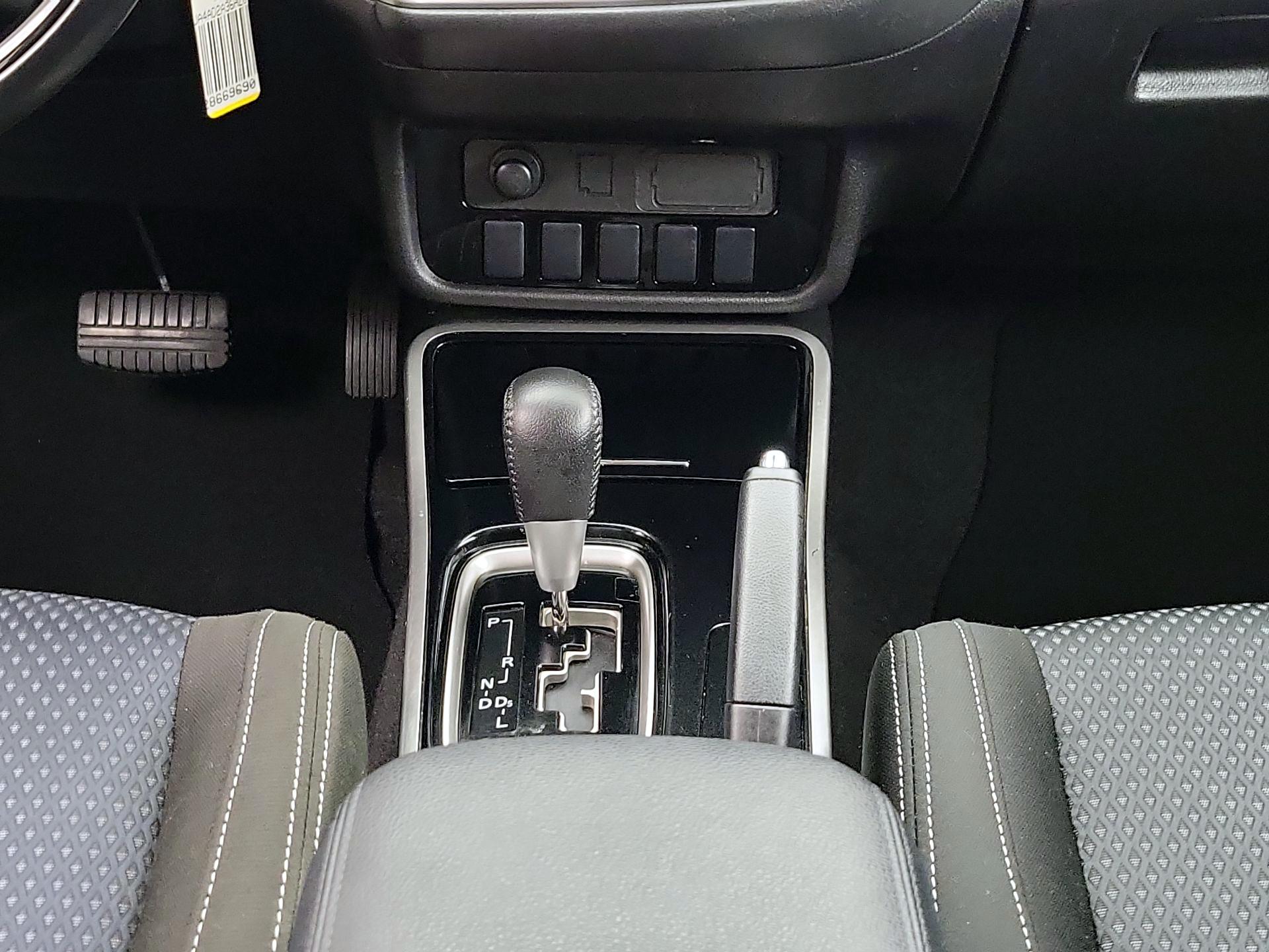 Thumbnail: 2017 Mitsubishi Outlander - 17