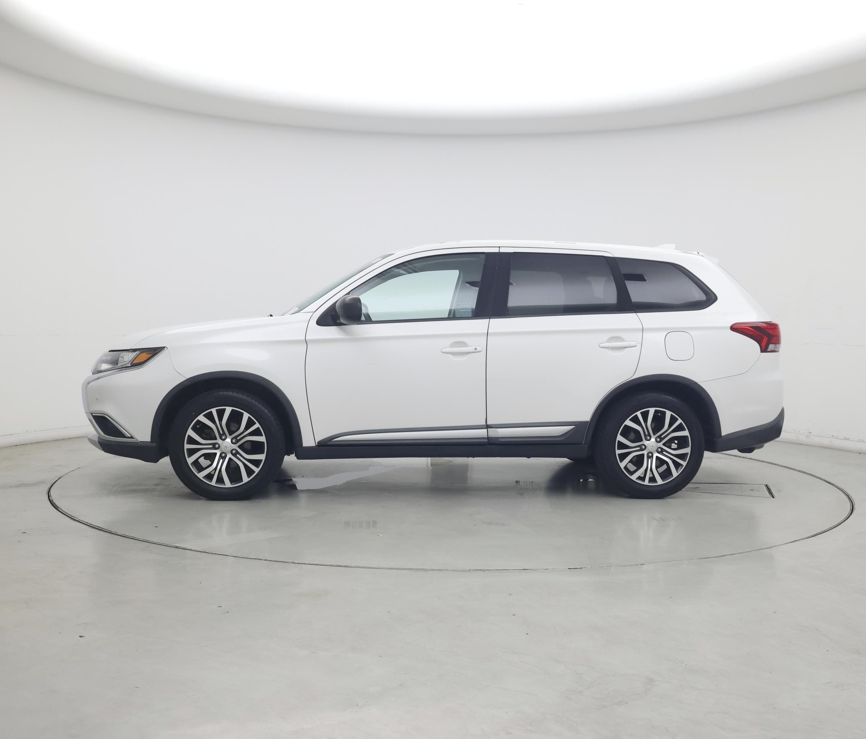 Thumbnail: 2017 Mitsubishi Outlander - 3