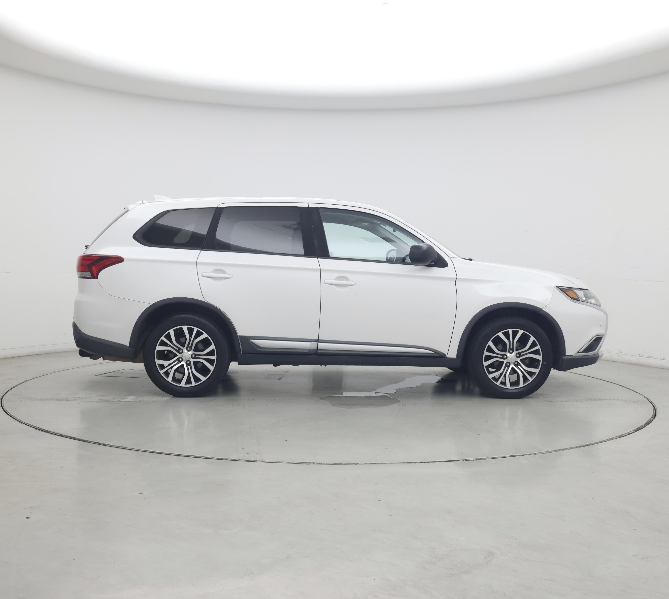 Thumbnail: 2017 Mitsubishi Outlander - 7