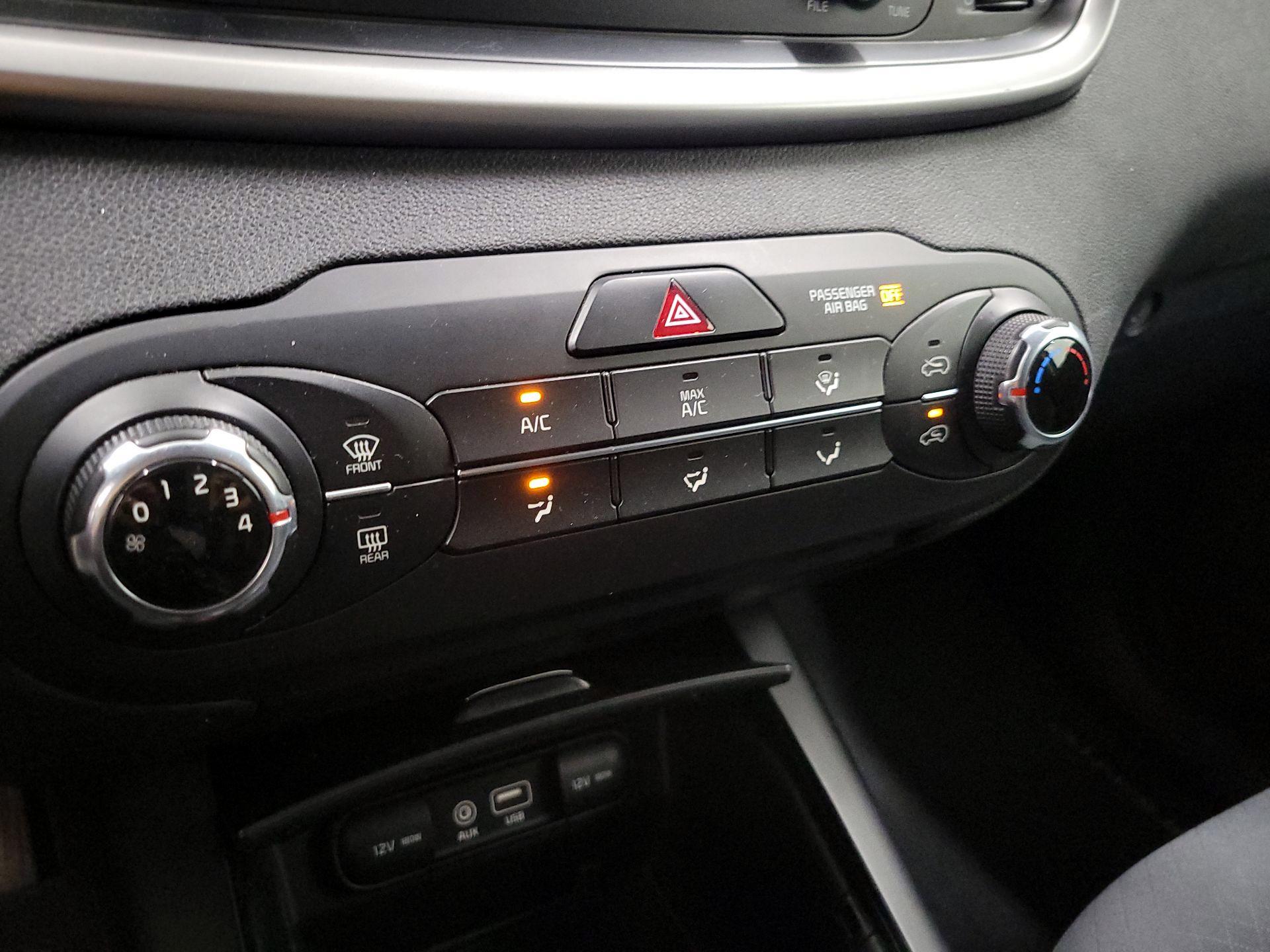 Thumbnail: 2016 Kia Sorento - 16
