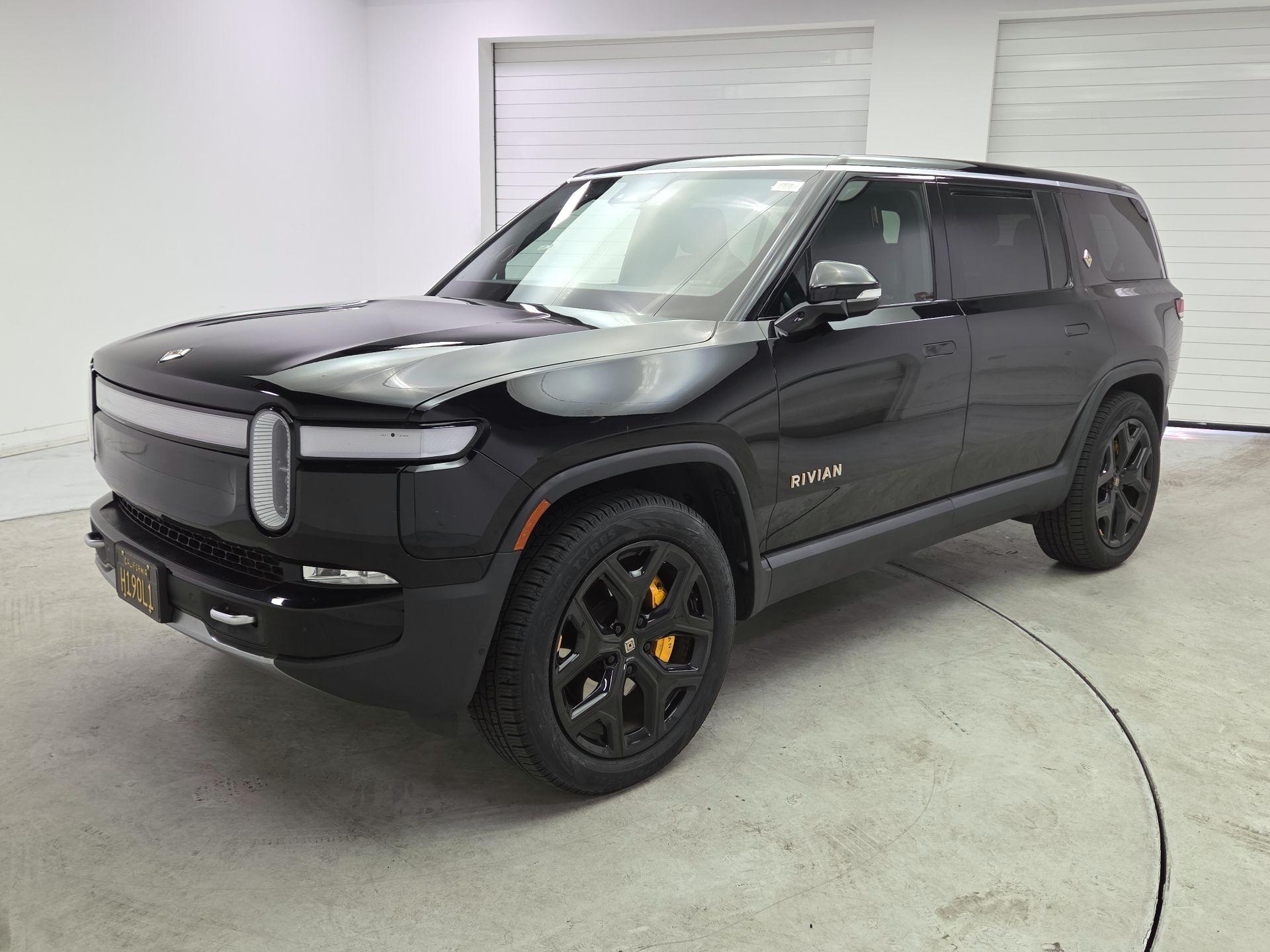 Thumbnail: 2023 Rivian R1S - 3