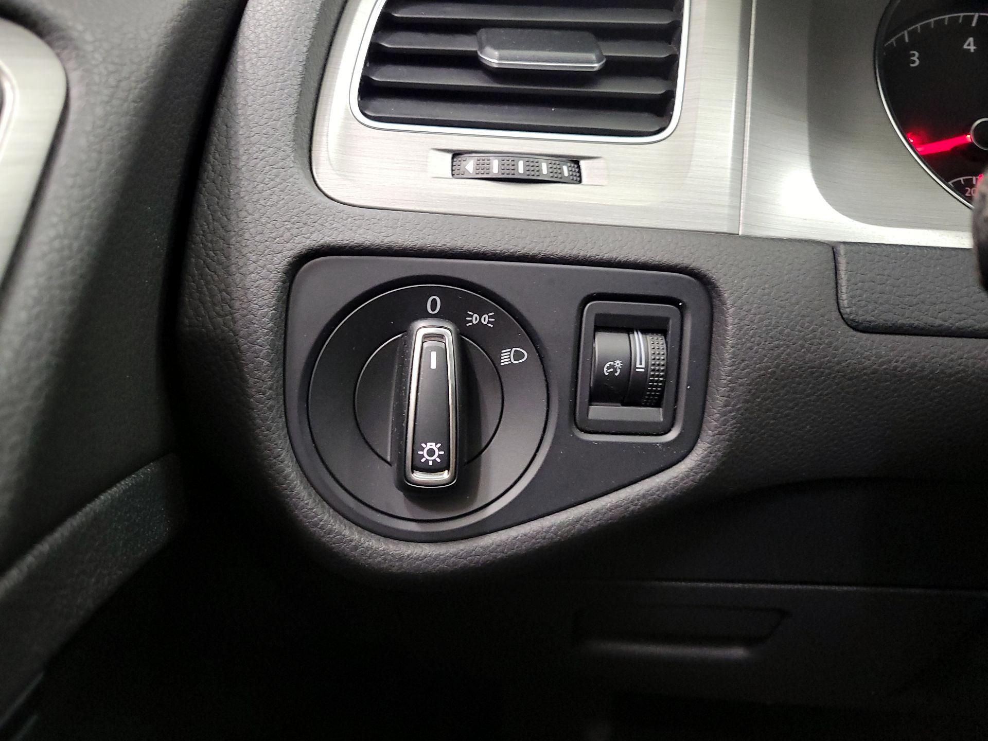 Thumbnail: 2015 Volkswagen Golf - 13