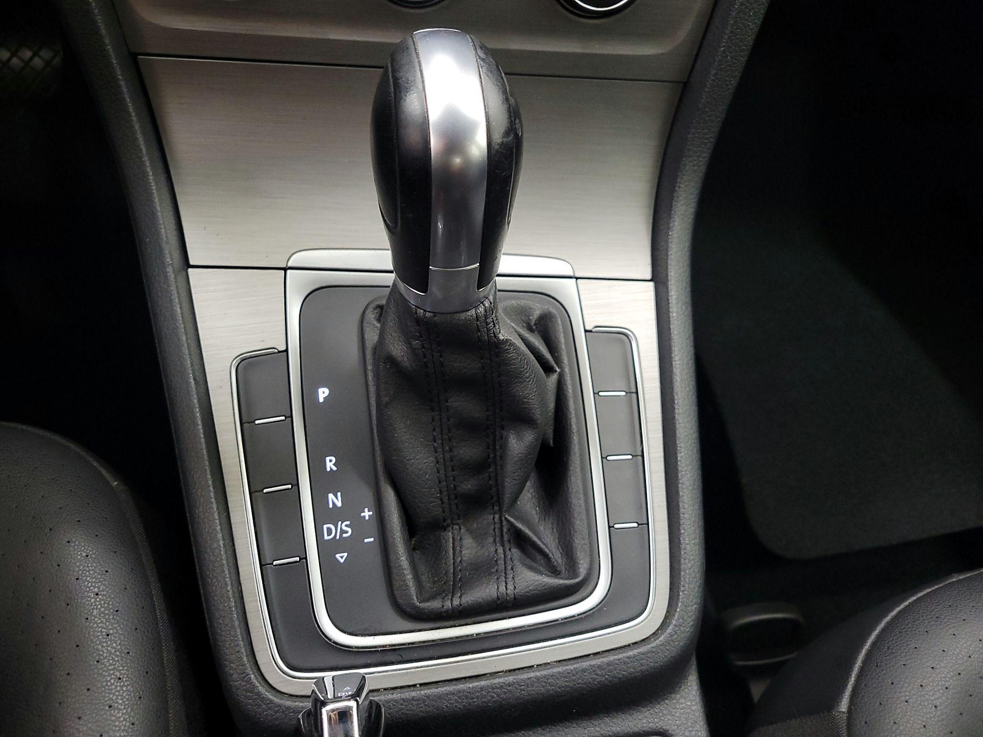 Thumbnail: 2015 Volkswagen Golf - 16