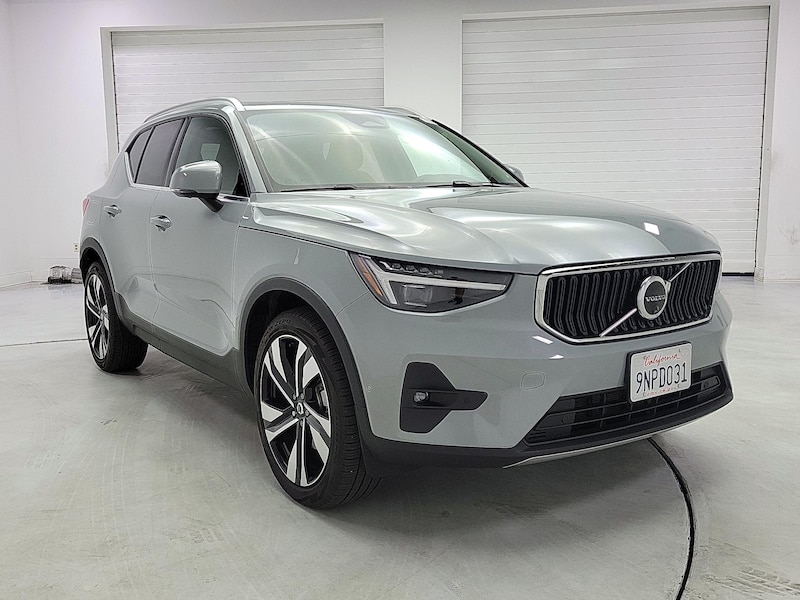 2024 Volvo XC40 B5 Ultimate Bright Theme