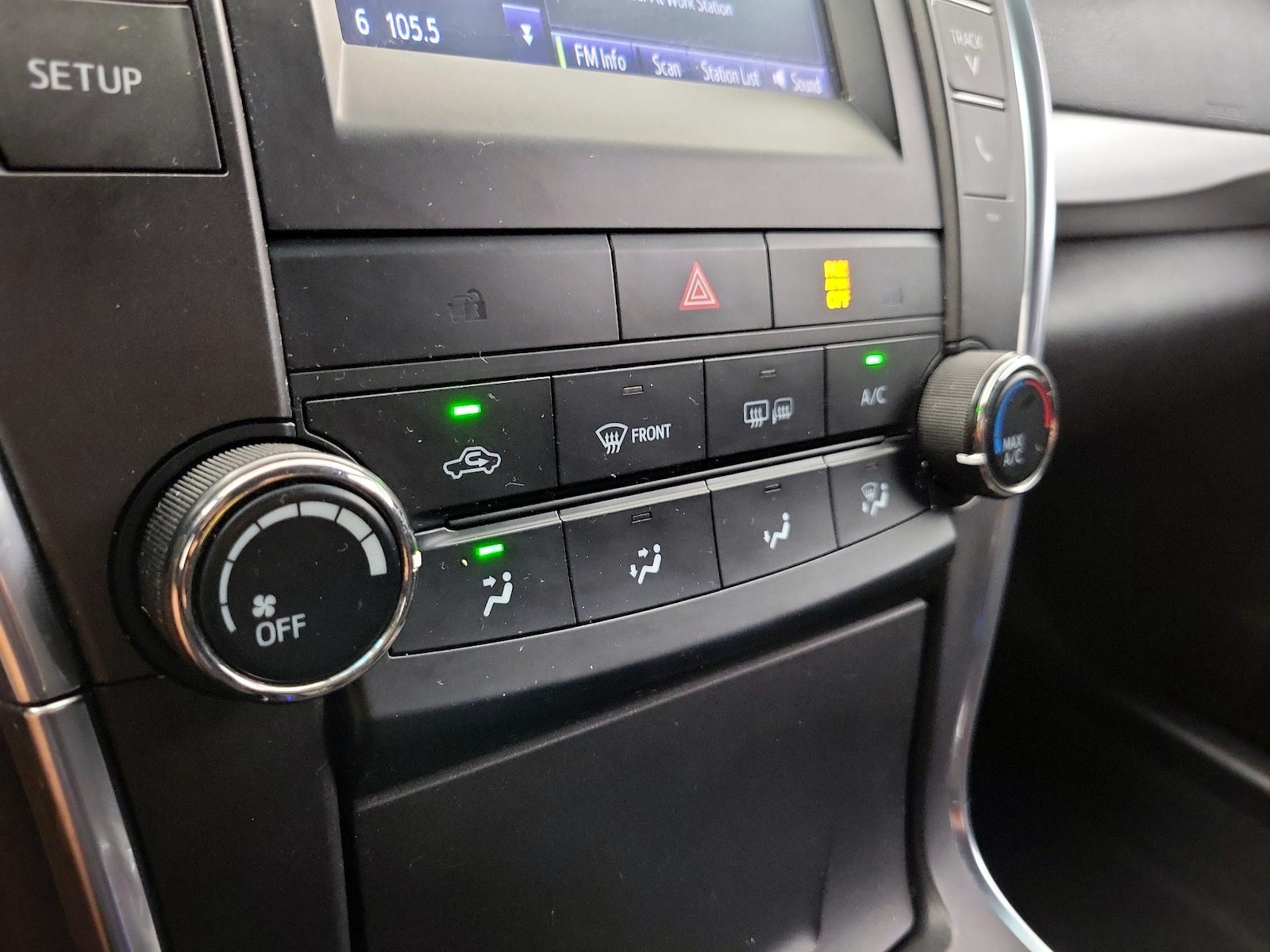 2017 Toyota Camry SE - Photo 17