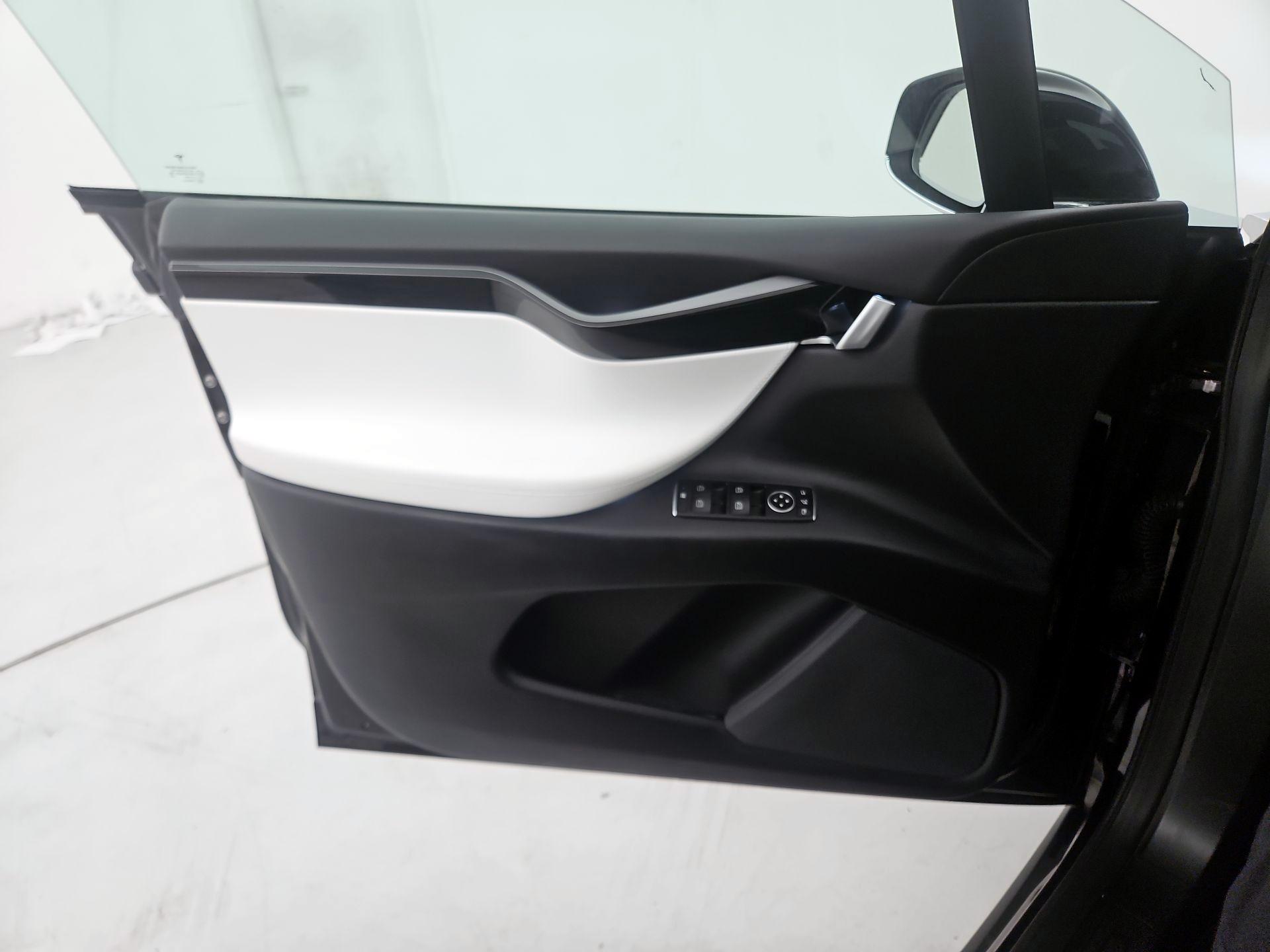 Thumbnail: 2020 Tesla Model X - 12