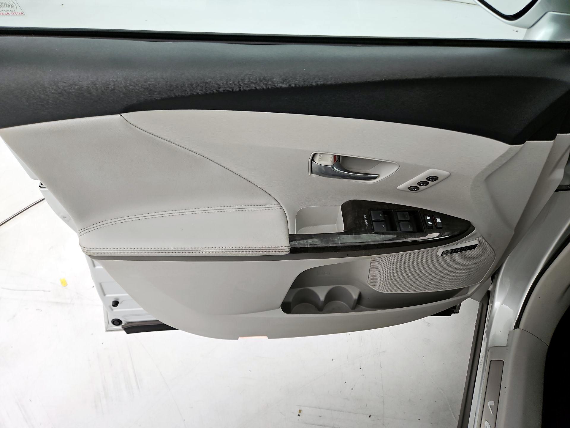 Thumbnail: 2014 Toyota Venza - 12