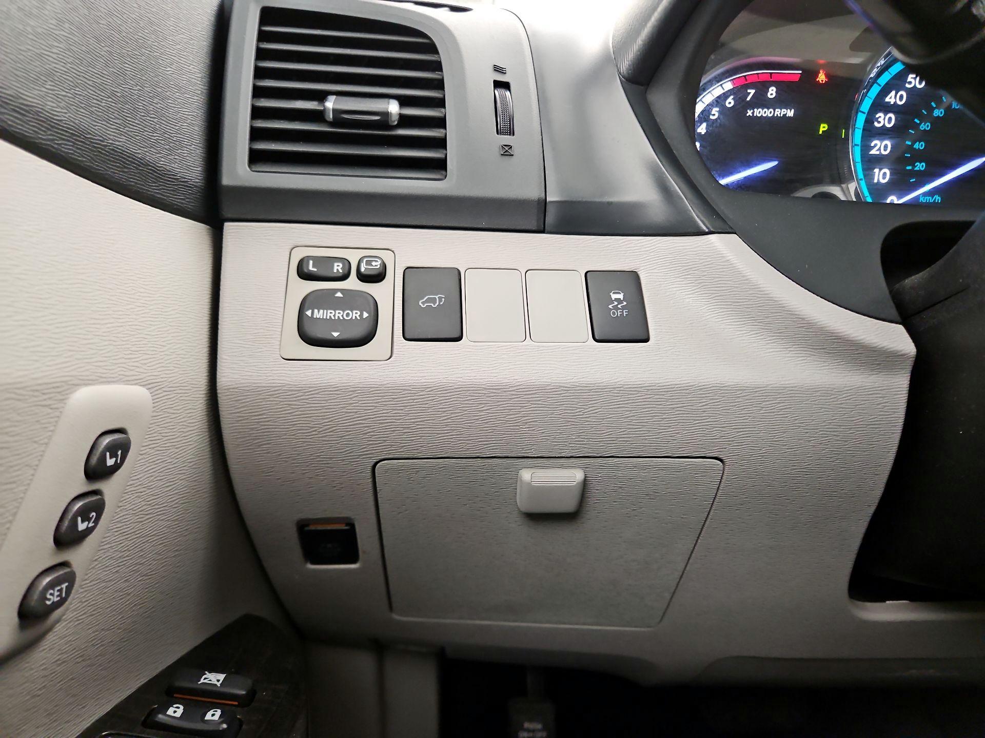 Thumbnail: 2014 Toyota Venza - 13