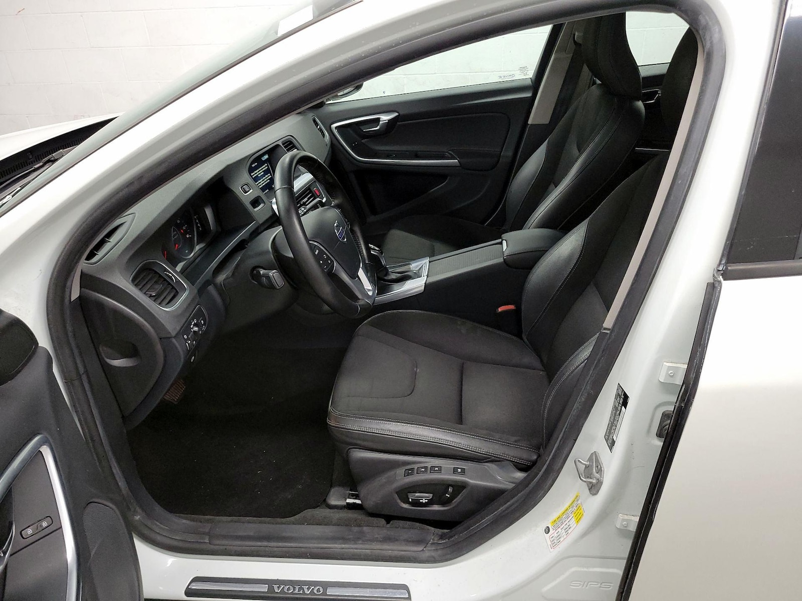 2015 Volvo V60 Base - Photo 12