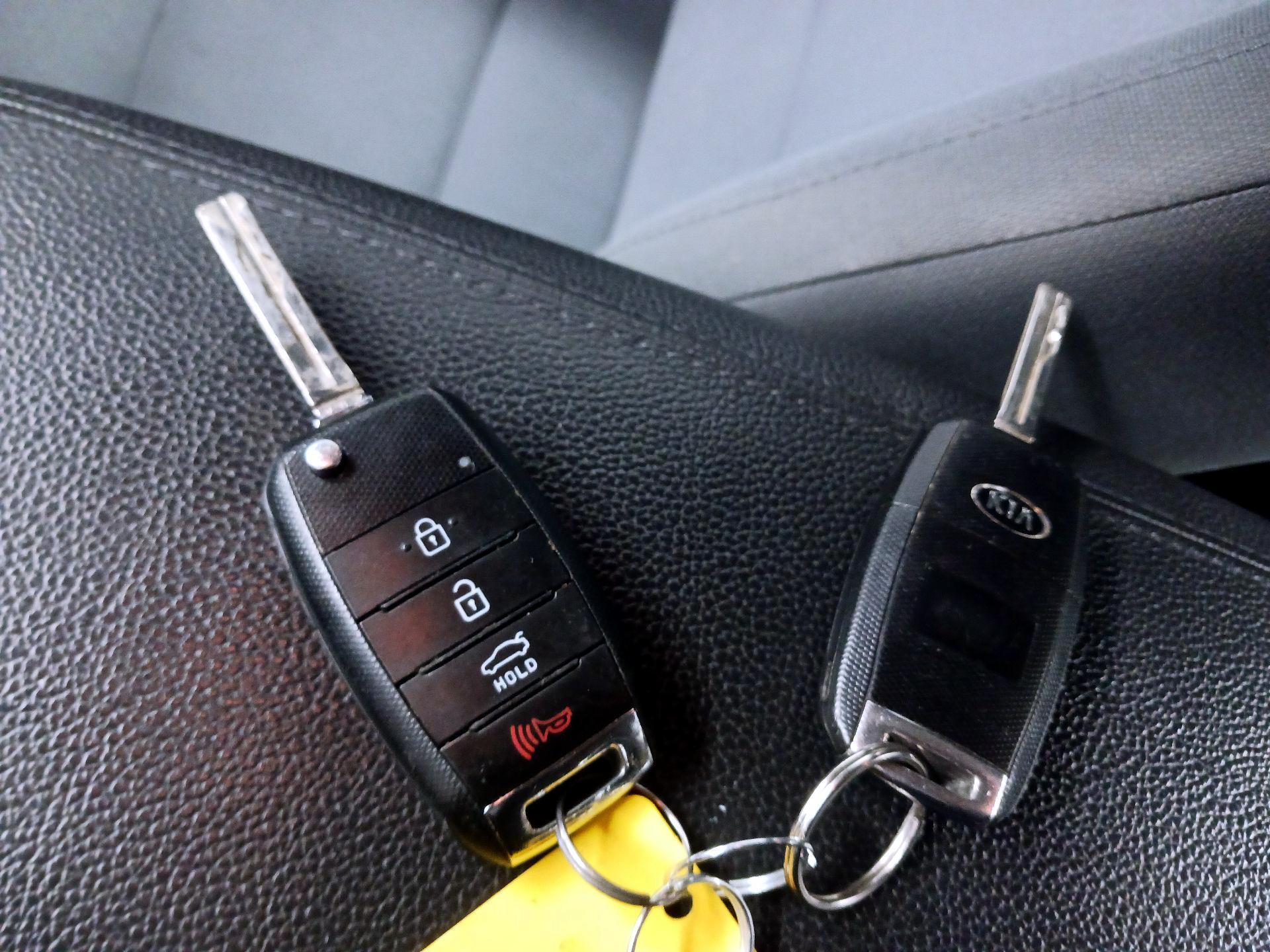 Thumbnail: 2015 Kia Optima - 18