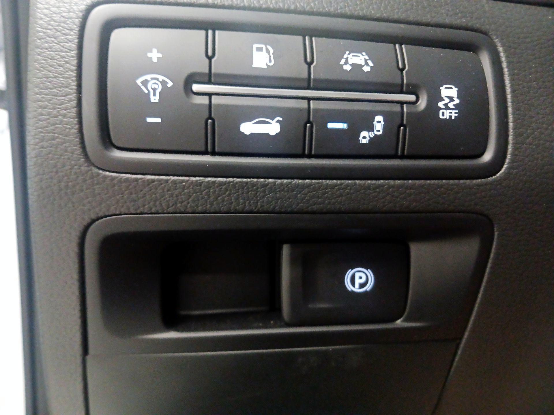 Thumbnail: 2017 Genesis G80 - 13