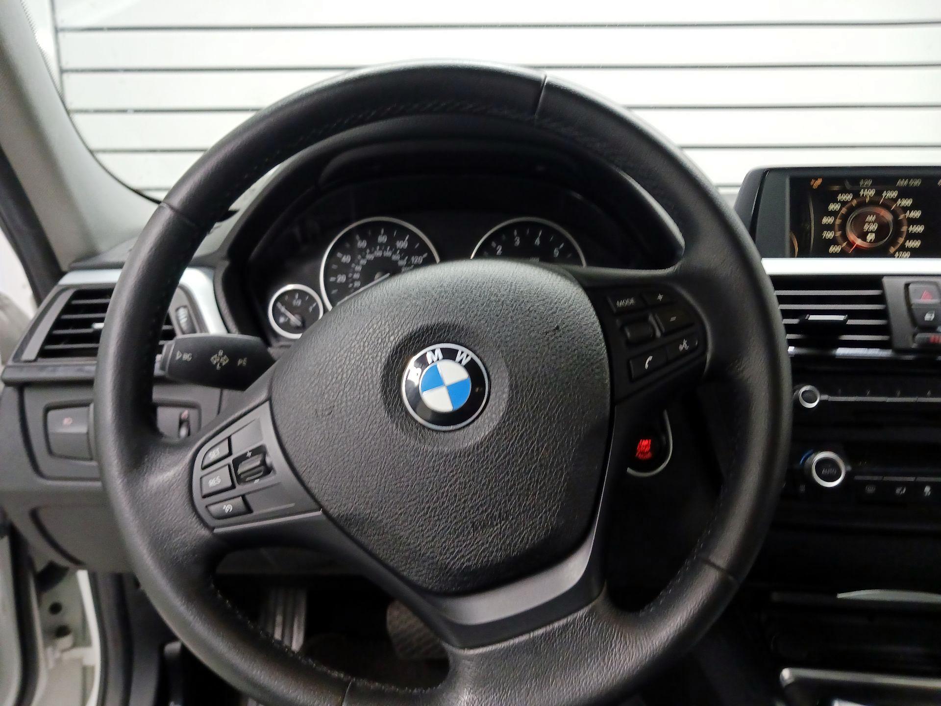 Thumbnail: 2015 BMW 3 Series - 10