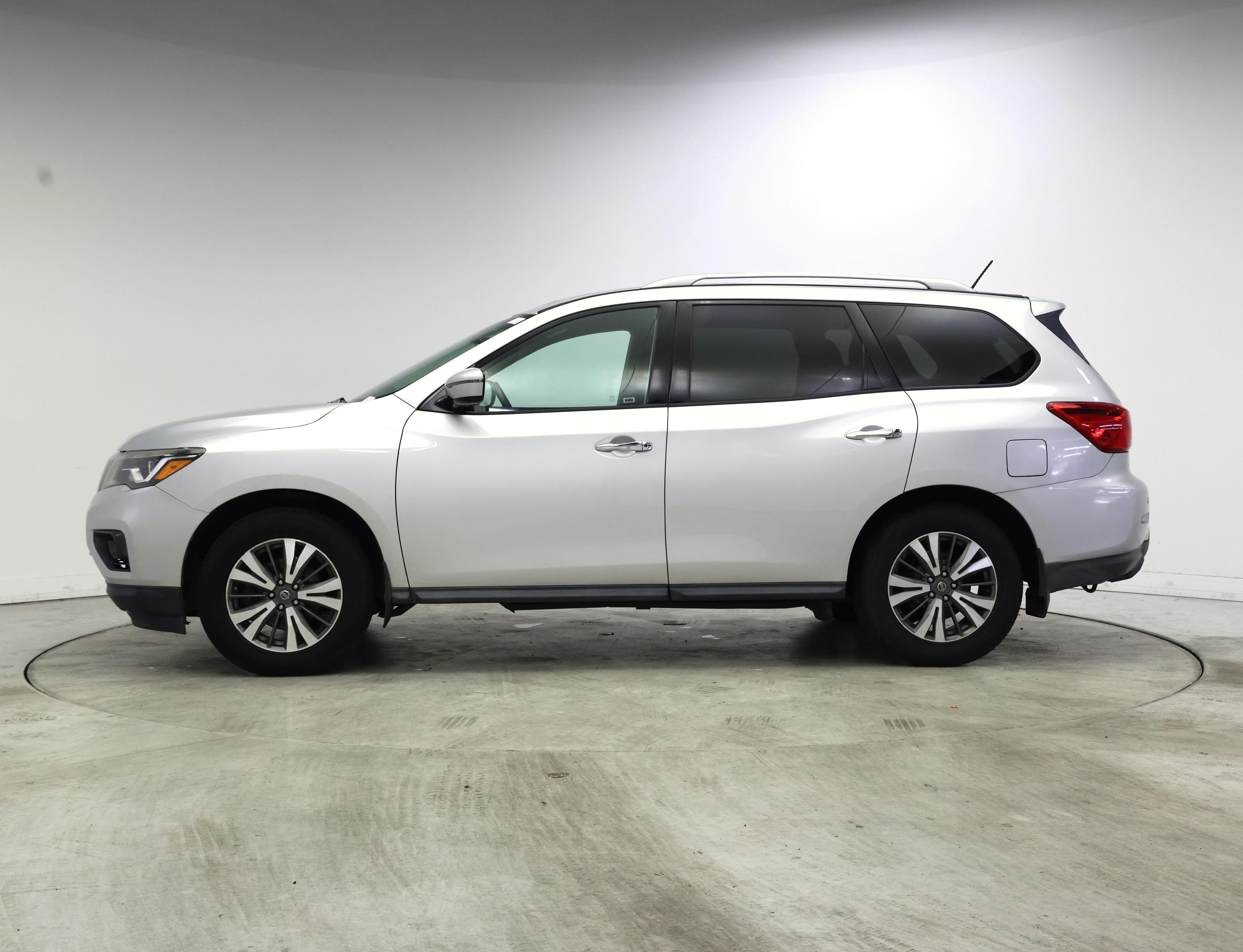 Thumbnail: 2017 Nissan Pathfinder - 3
