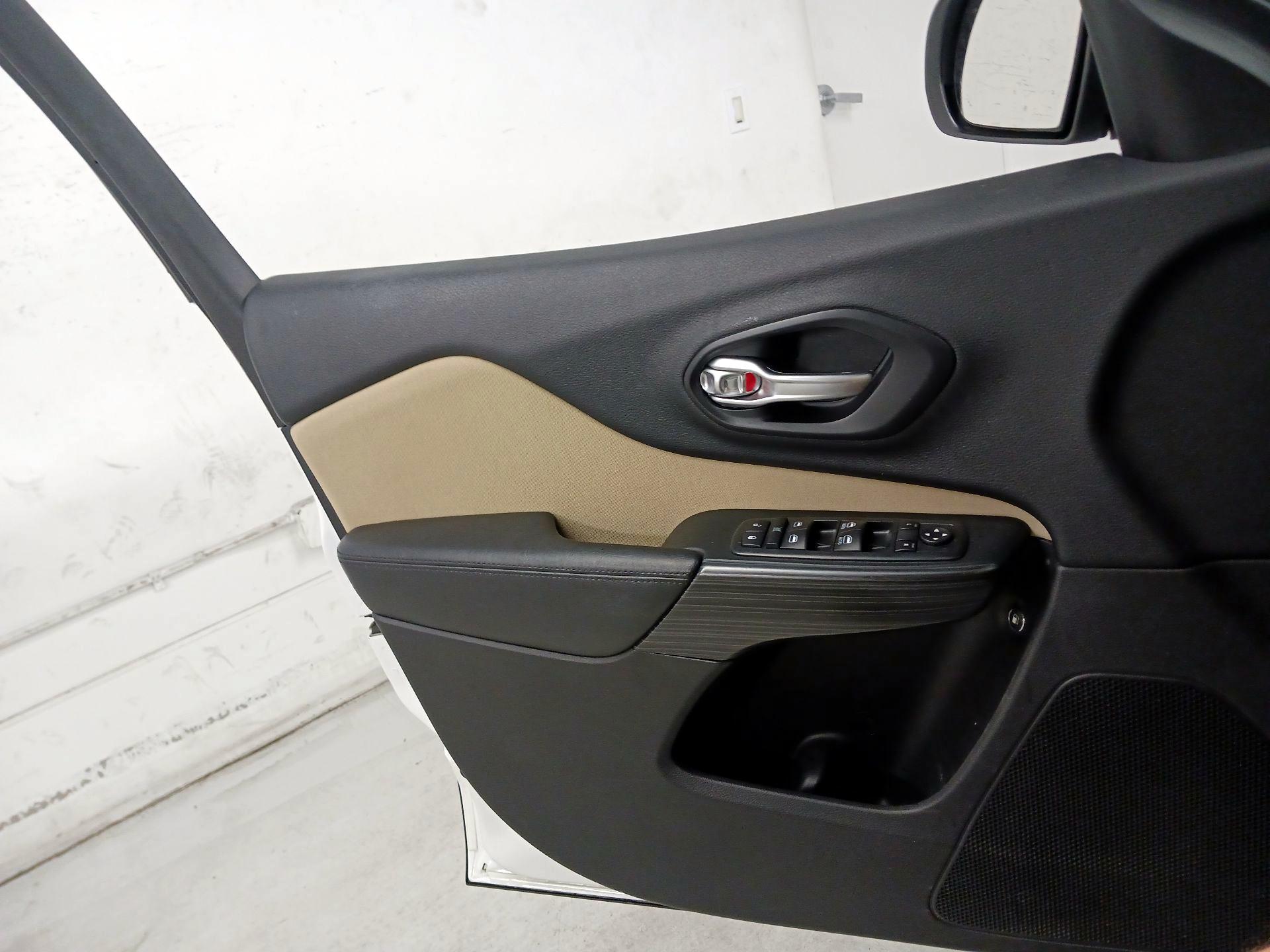 Thumbnail: 2015 Jeep Cherokee - 12