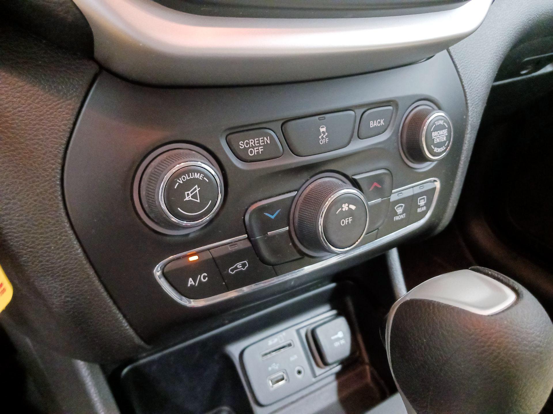 Thumbnail: 2015 Jeep Cherokee - 16