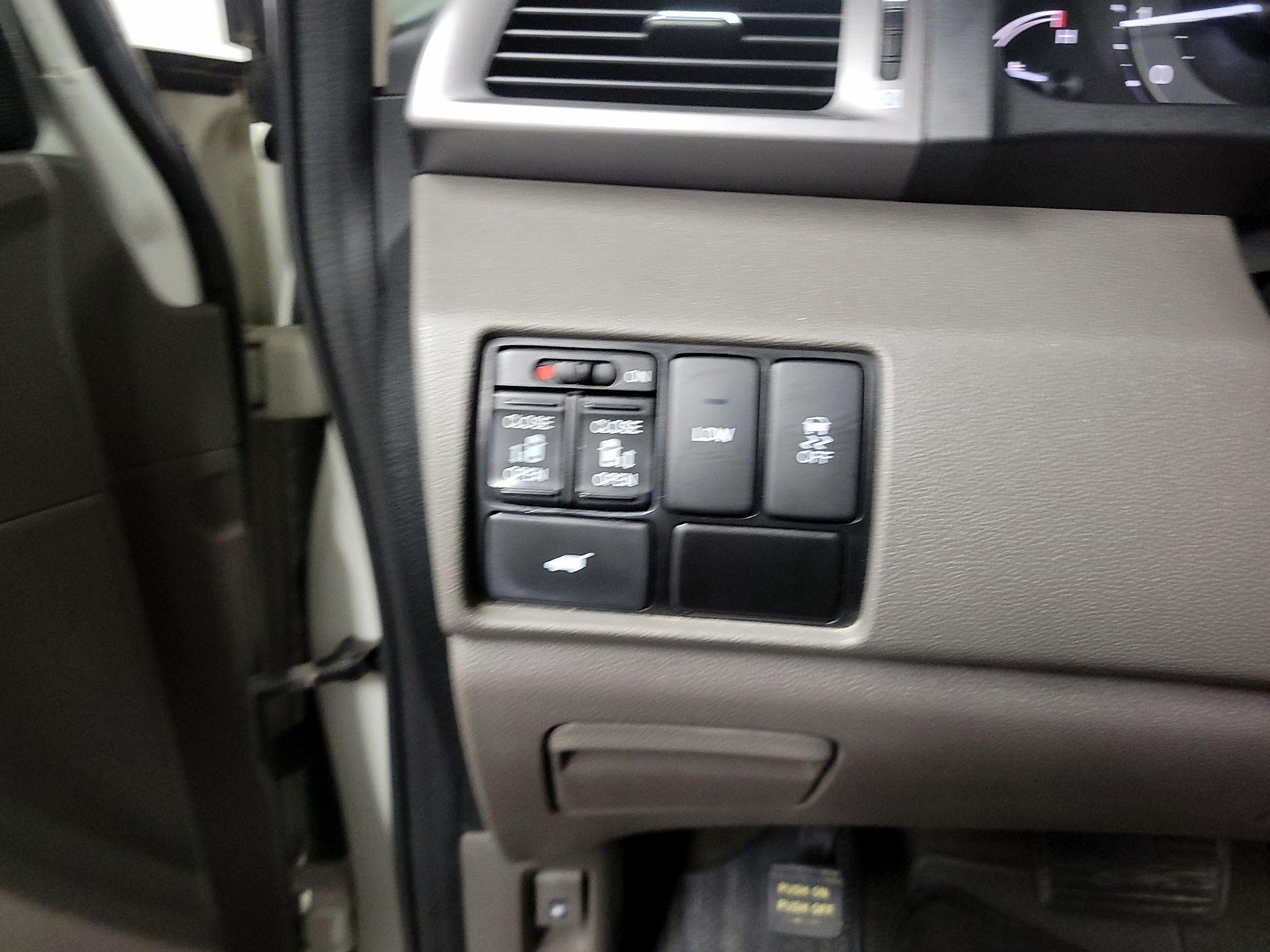 Thumbnail: 2015 Honda Odyssey - 13