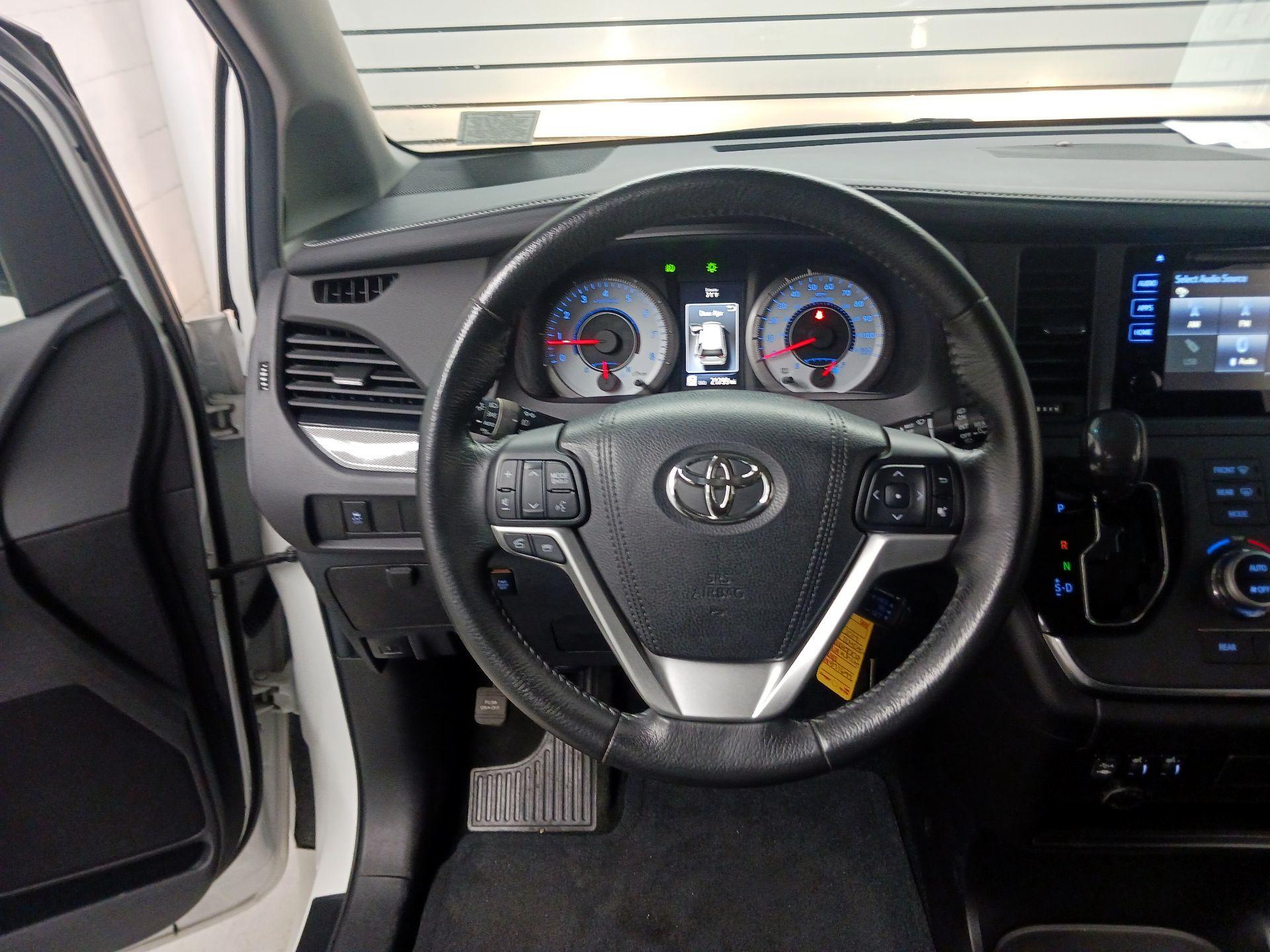 Thumbnail: 2017 Toyota Sienna - 9