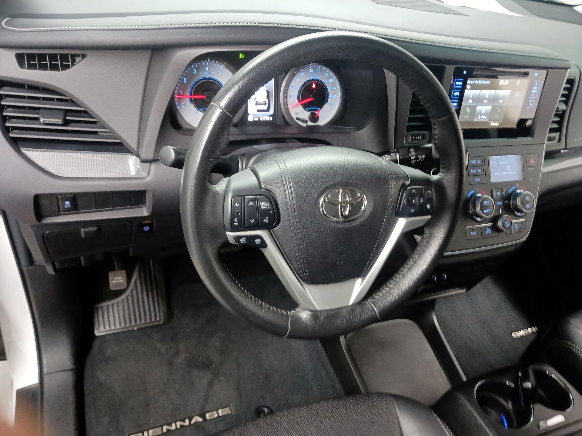 Thumbnail: 2017 Toyota Sienna - 10
