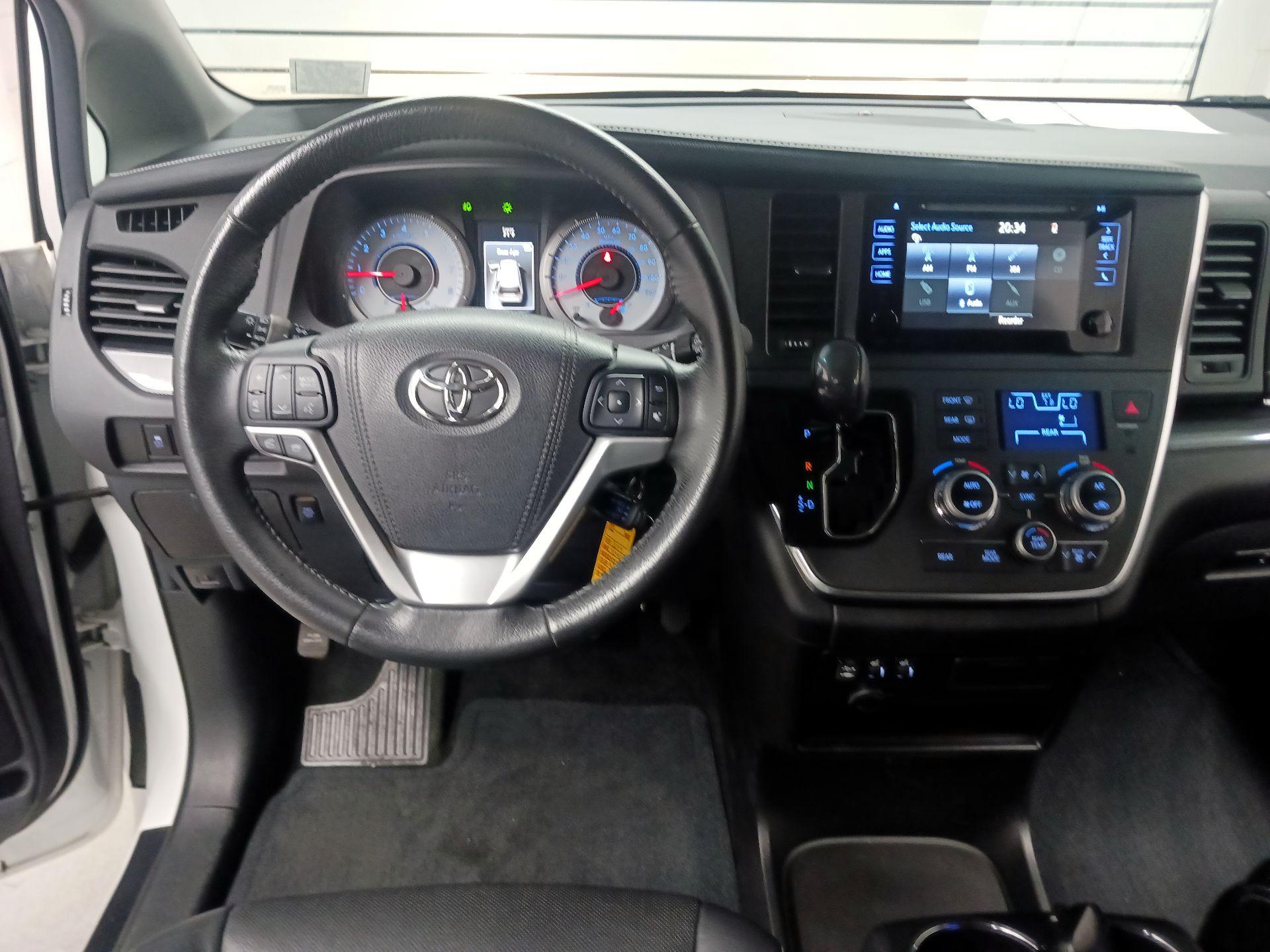 Thumbnail: 2017 Toyota Sienna - 11