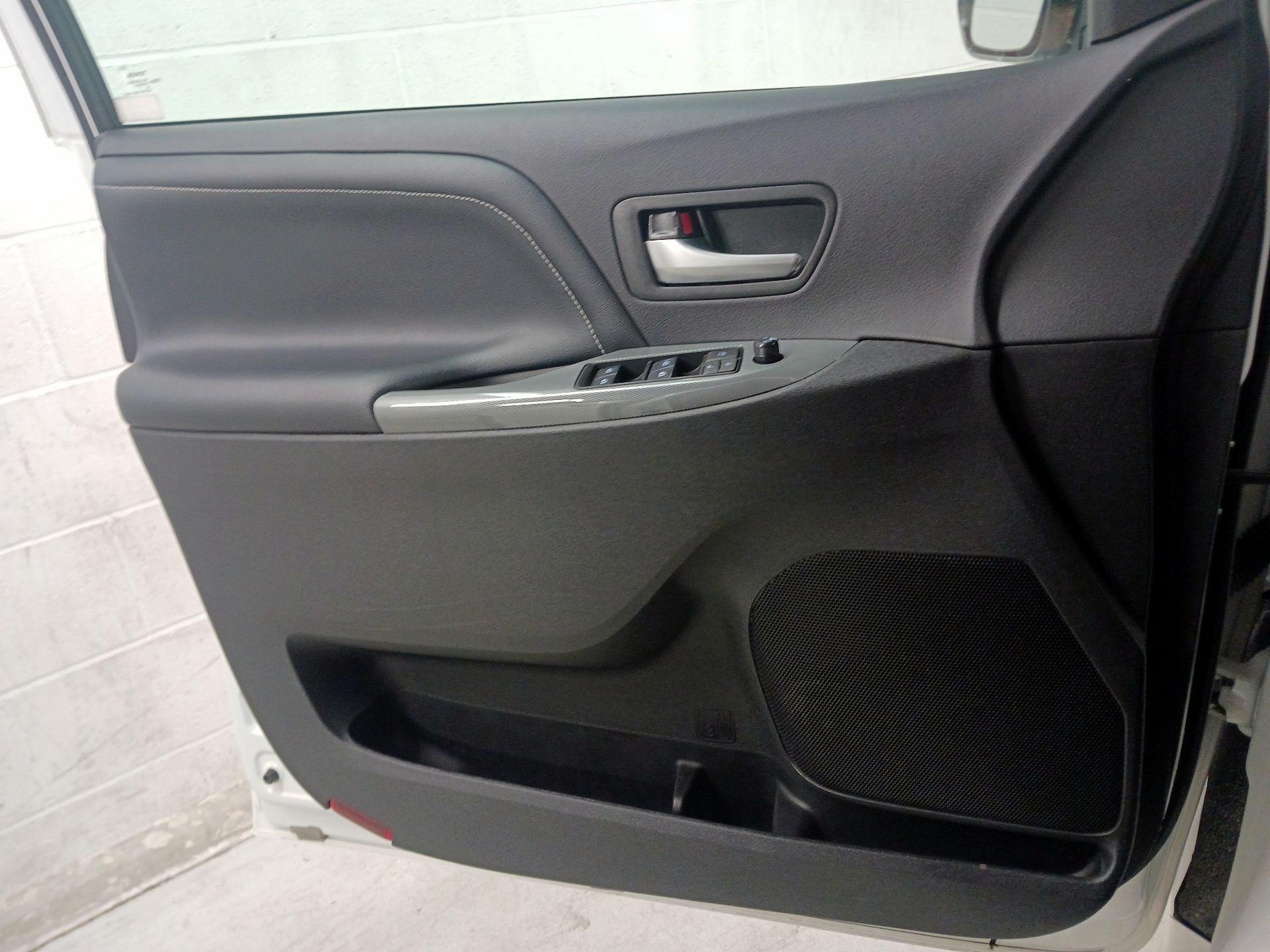 Thumbnail: 2017 Toyota Sienna - 12