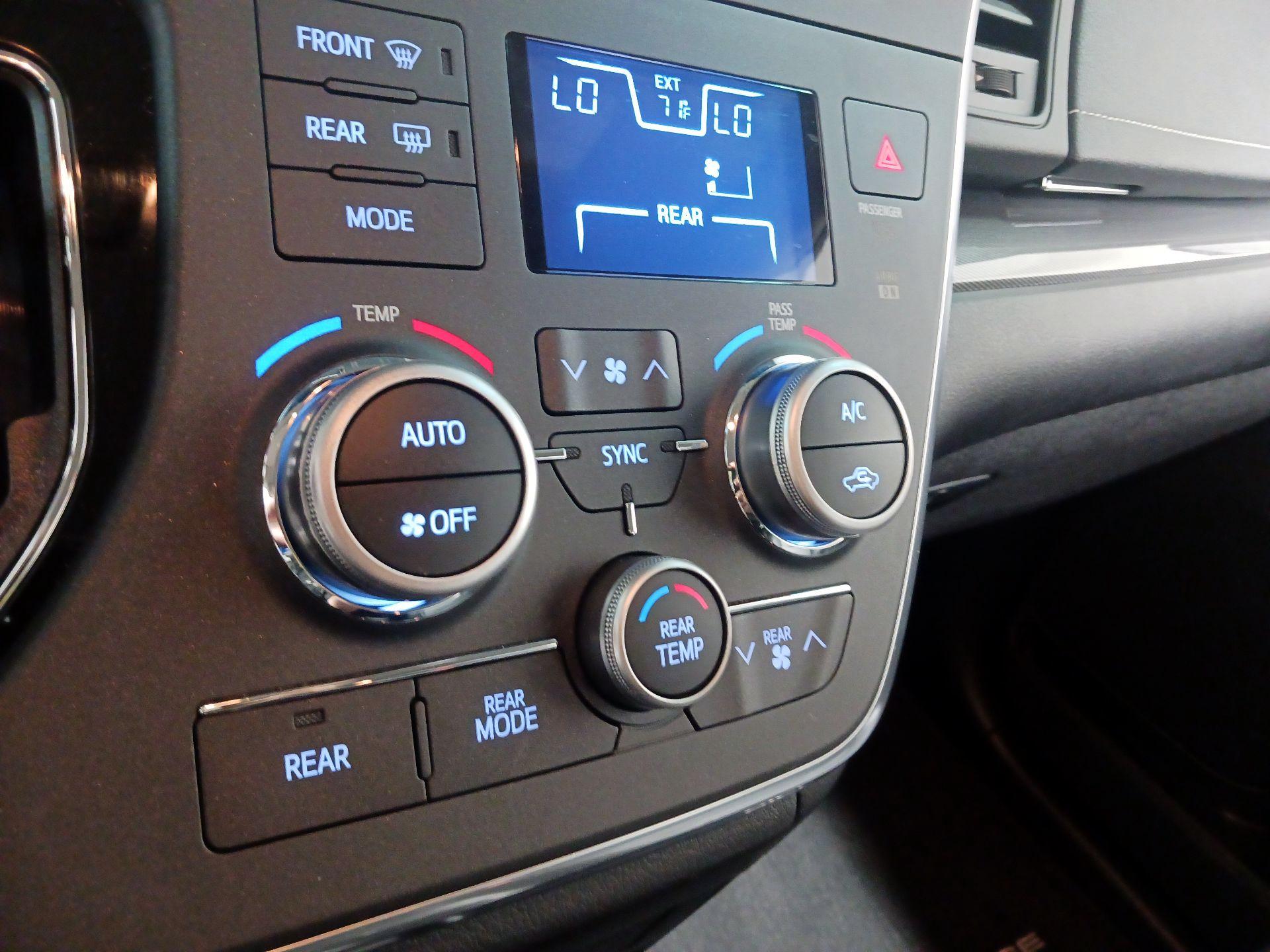 Thumbnail: 2017 Toyota Sienna - 15