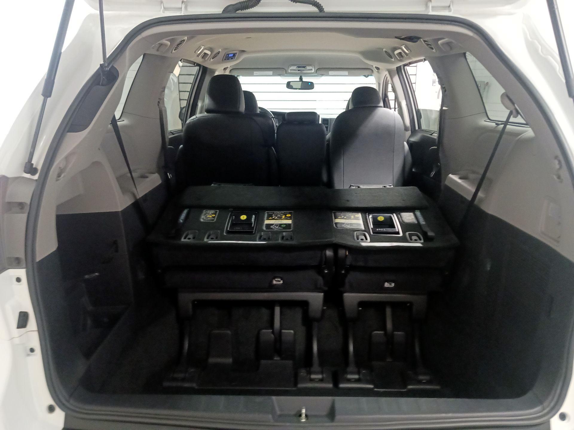 Thumbnail: 2017 Toyota Sienna - 18