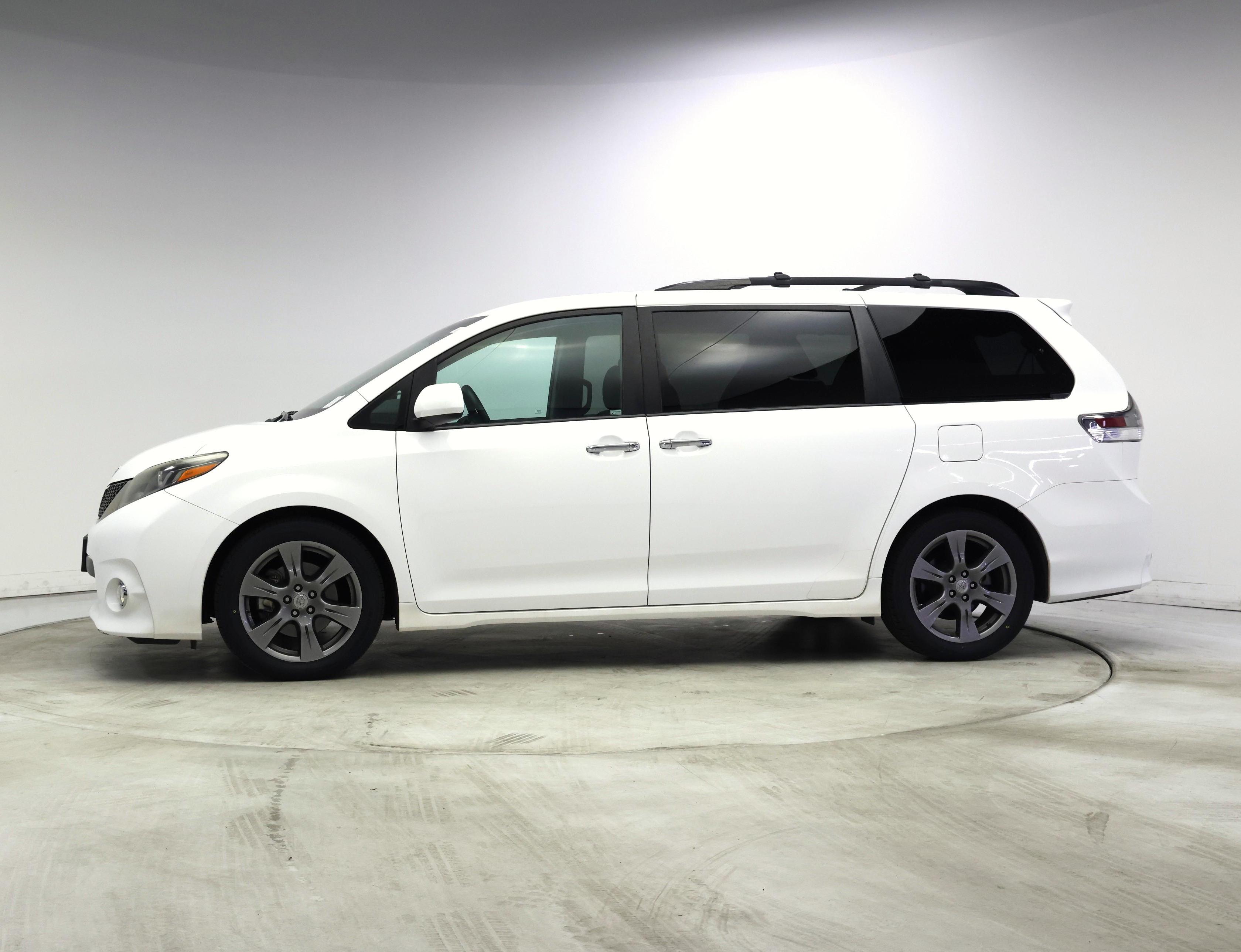 Thumbnail: 2017 Toyota Sienna - 3