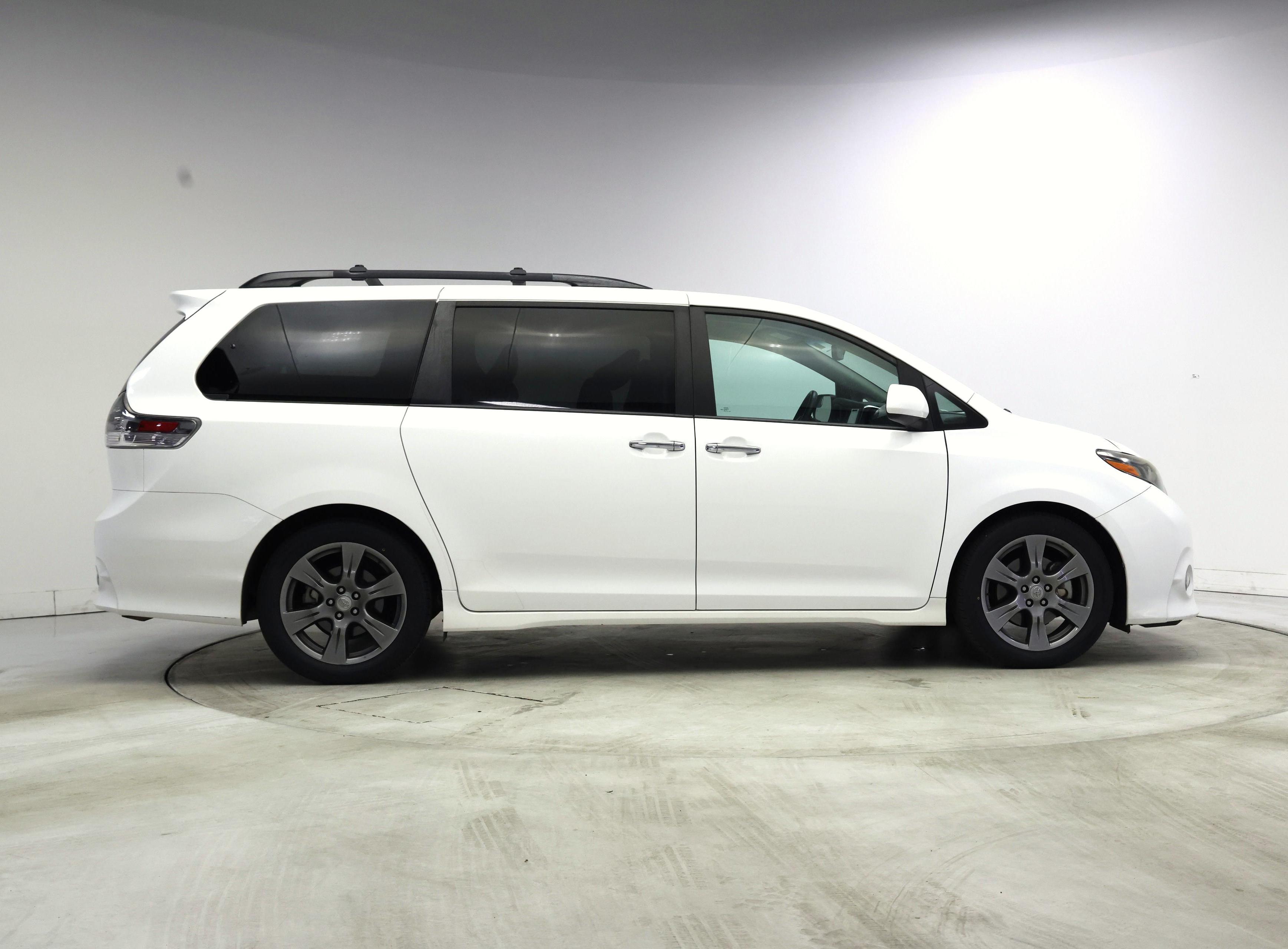 Thumbnail: 2017 Toyota Sienna - 7