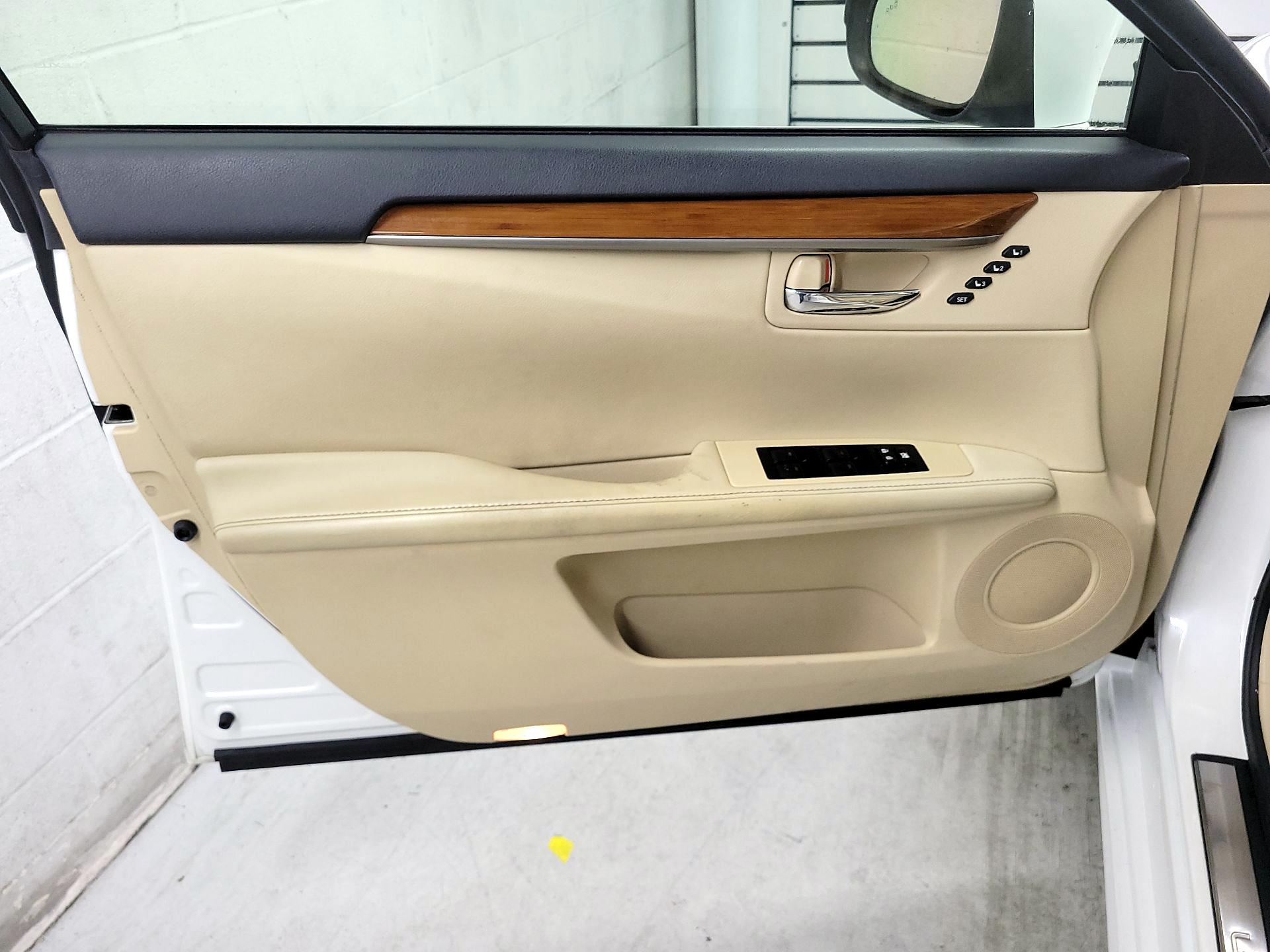 Thumbnail: 2015 Lexus ES - 12