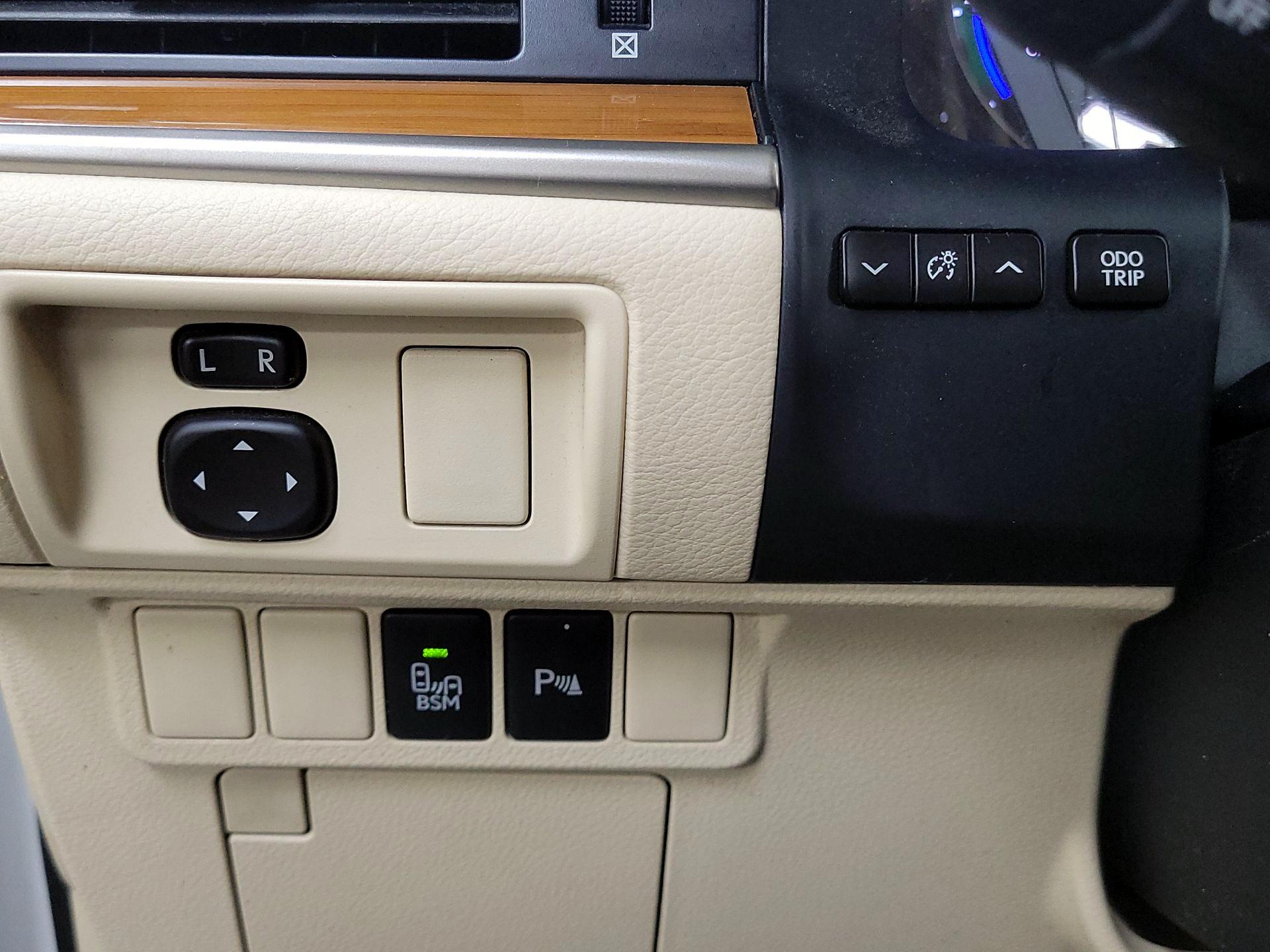 Thumbnail: 2015 Lexus ES - 13