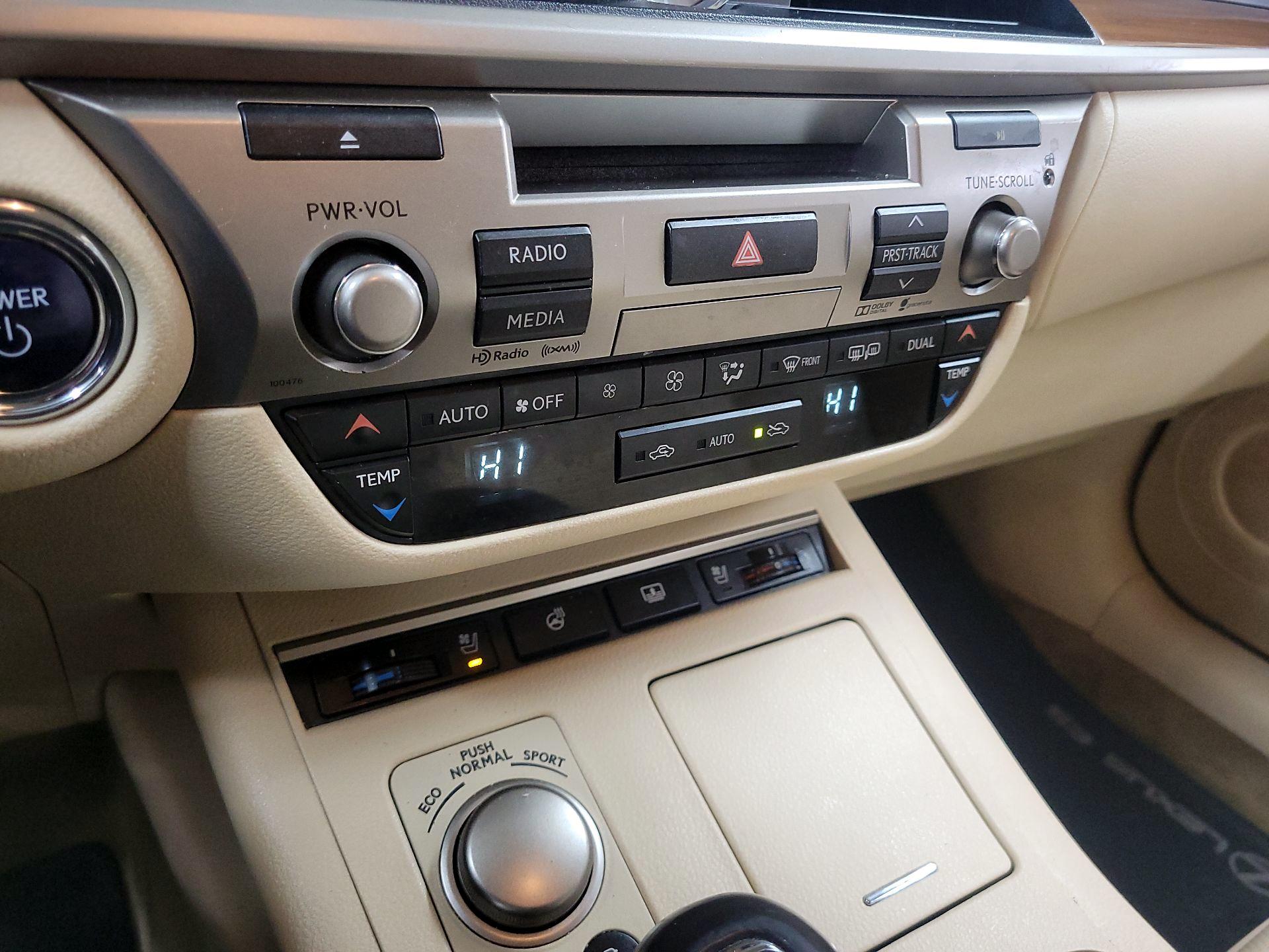 Thumbnail: 2015 Lexus ES - 16