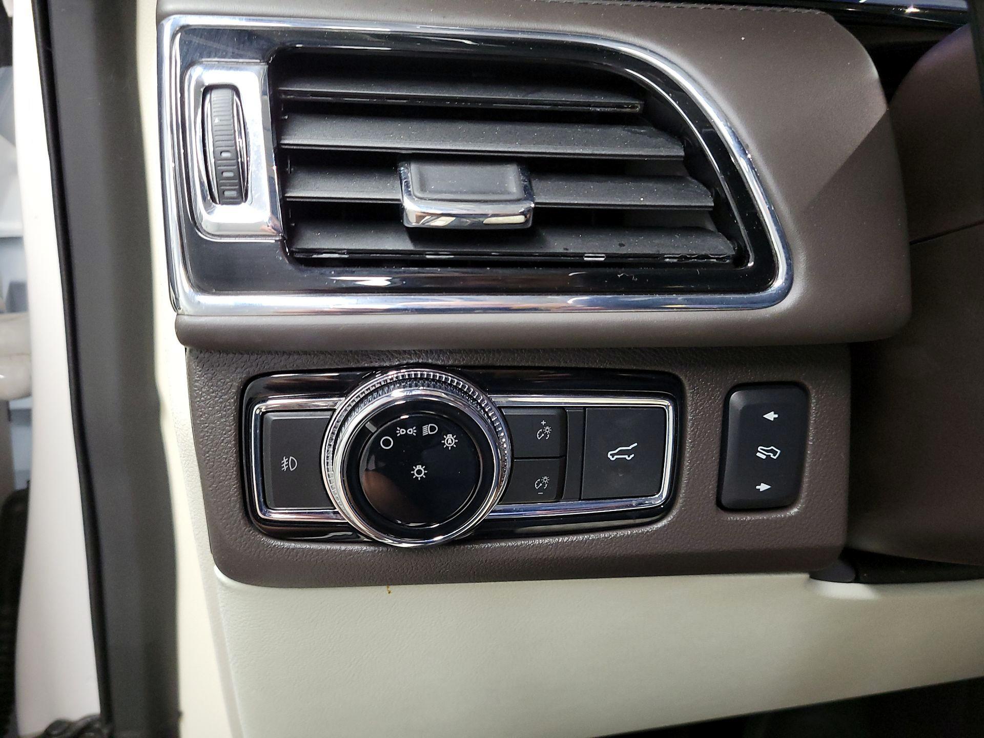 Thumbnail: 2019 Lincoln Navigator L - 13