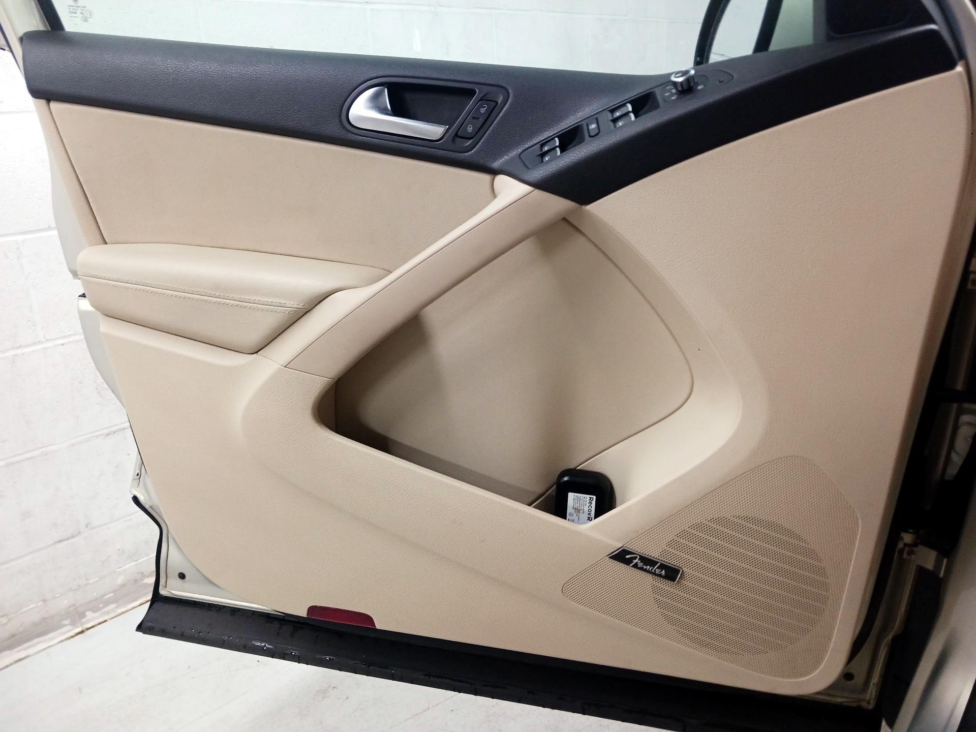 Thumbnail: 2015 Volkswagen Tiguan - 12
