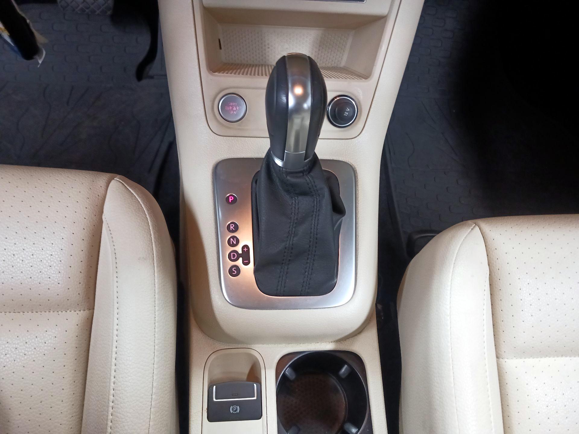 Thumbnail: 2015 Volkswagen Tiguan - 15