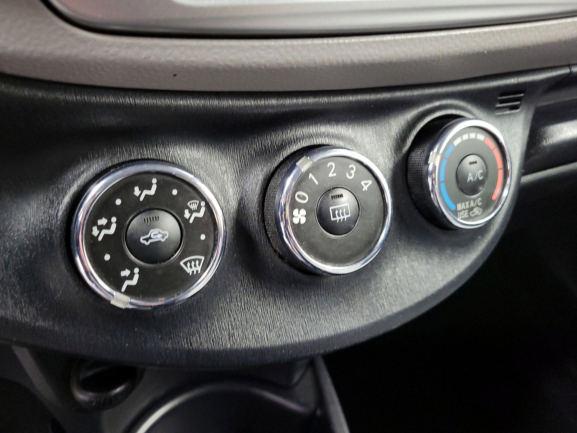 Thumbnail: 2014 Toyota Yaris - 15